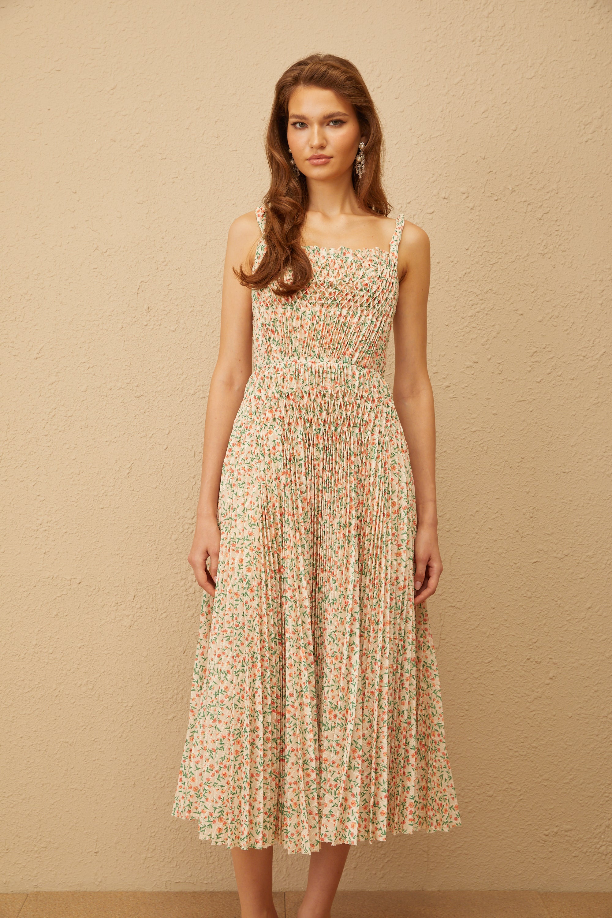 فستان ماريون متوسط الطول بطبعة زهور محايدة ومطوي