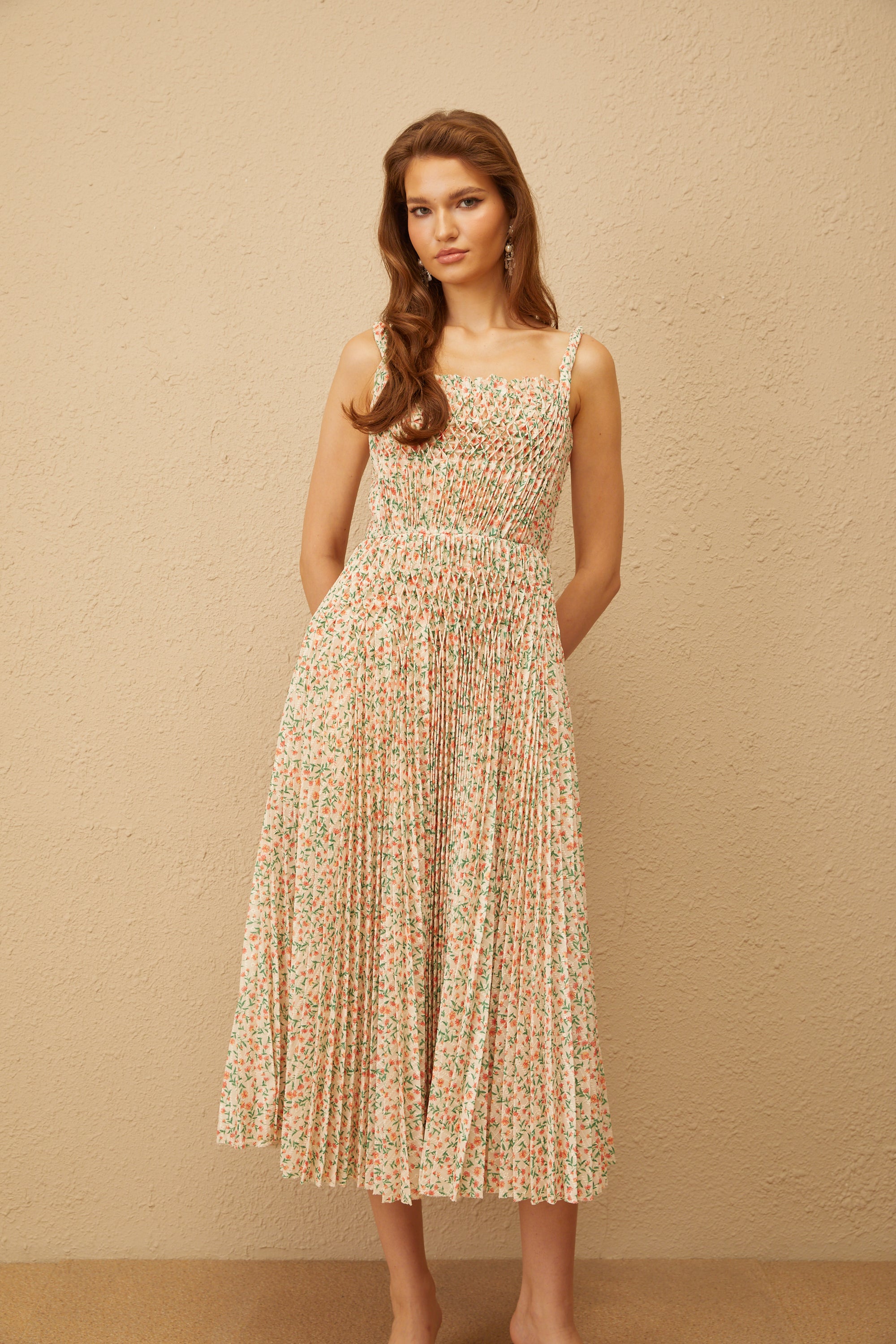 فستان ماريون متوسط الطول بطبعة زهور محايدة ومطوي