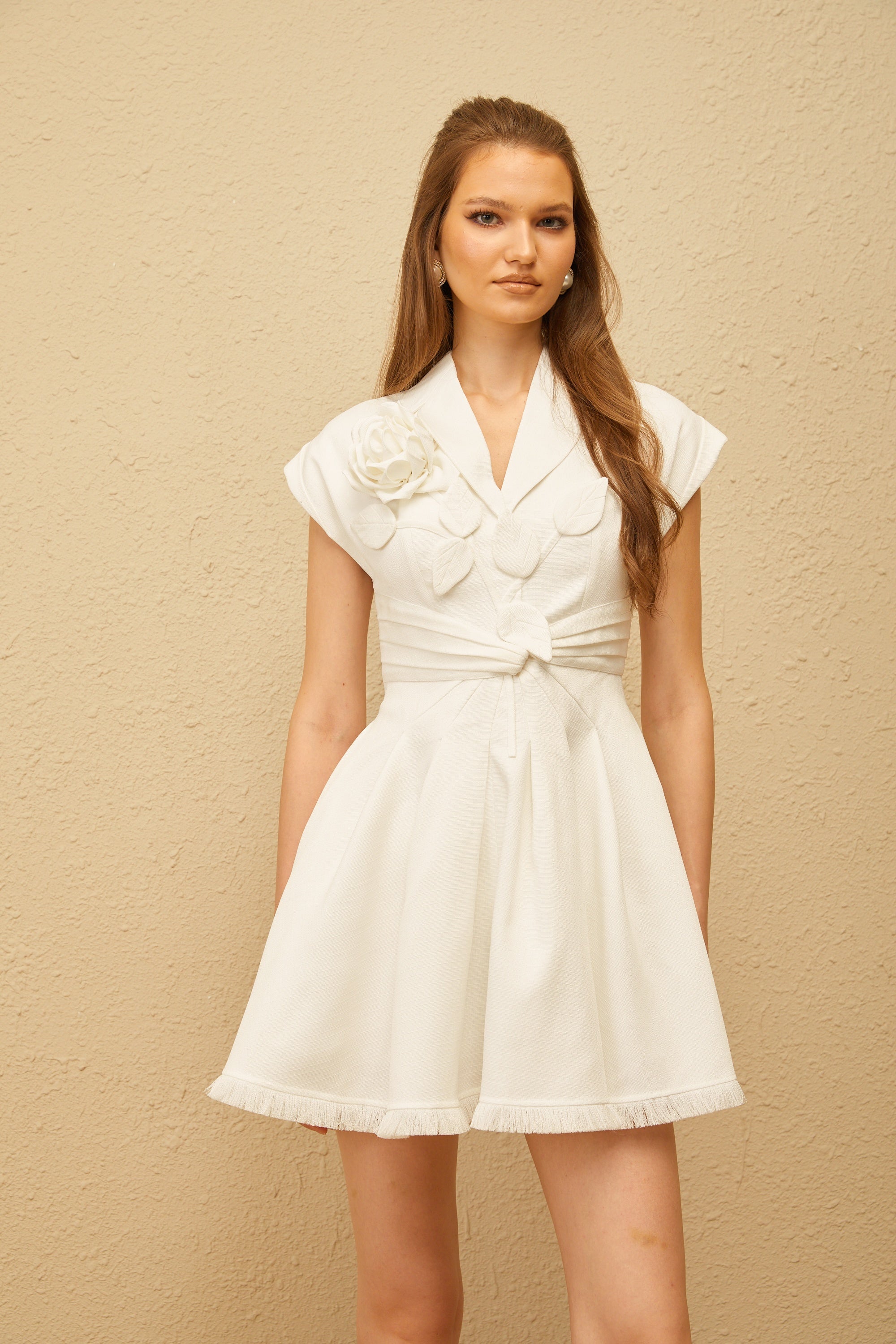 فستان قصير من بيرناديت أبيض مطوي بتصميم بتلات ثلاثي الأبعاد