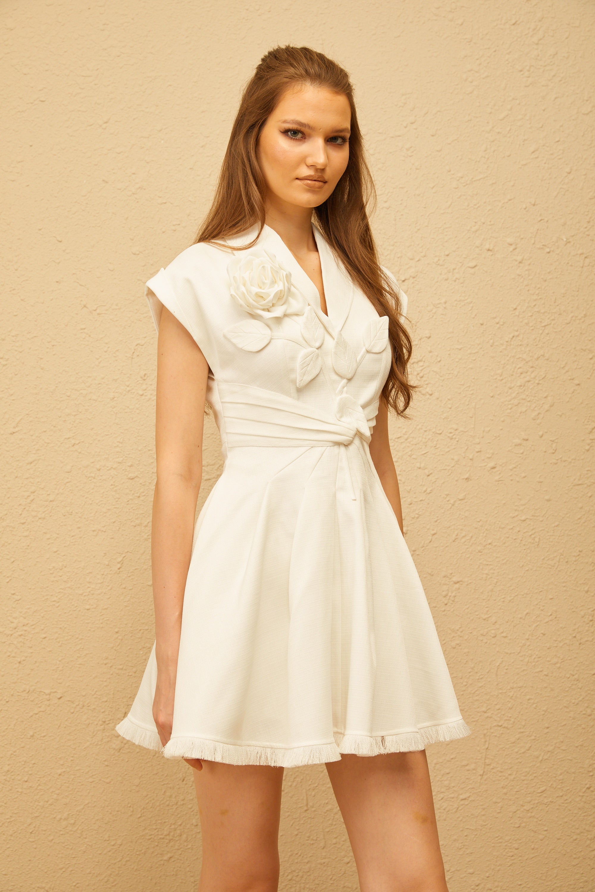 فستان قصير من بيرناديت أبيض مطوي بتصميم بتلات ثلاثي الأبعاد