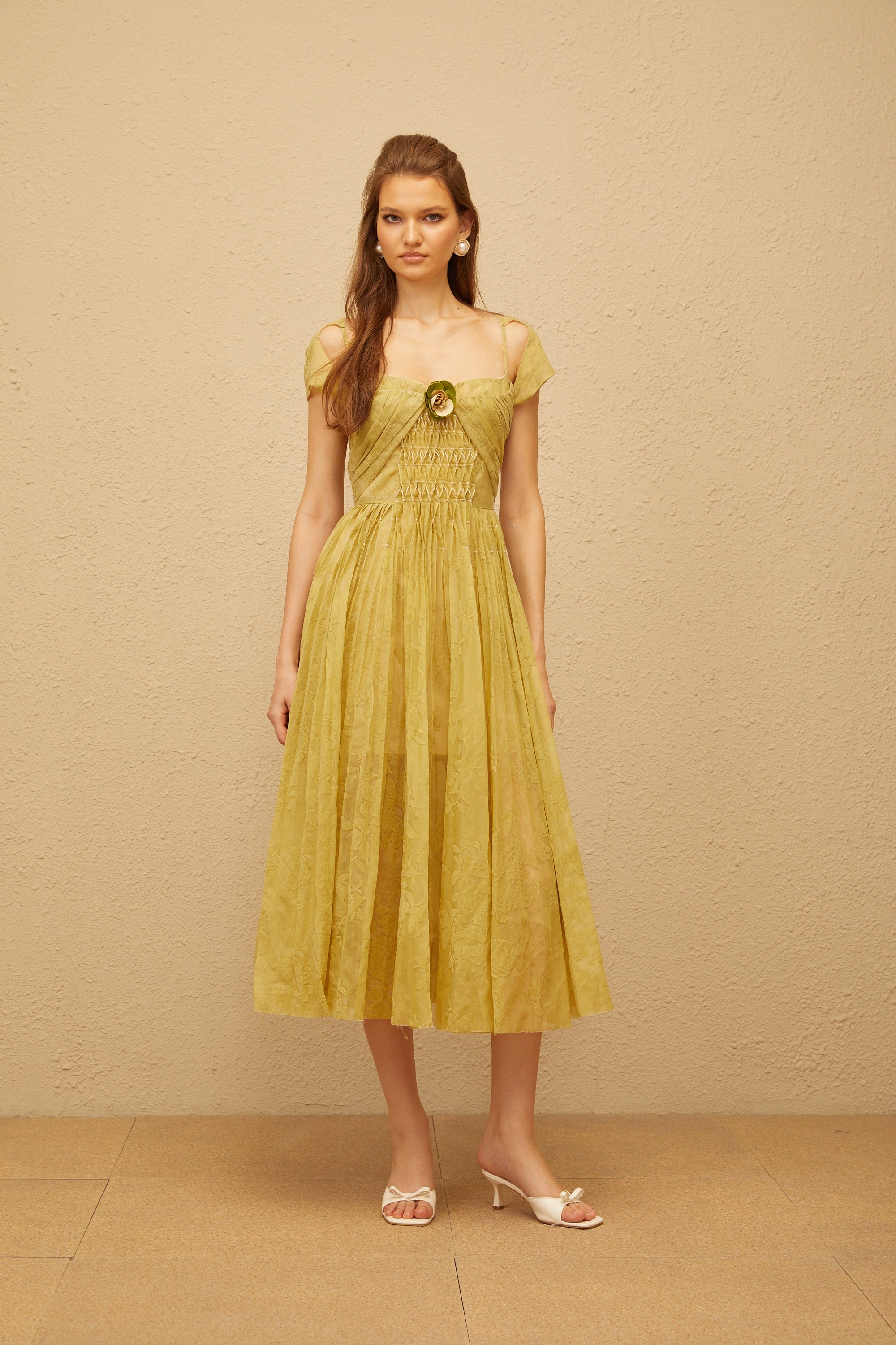 فستان ميدي من جاكار مطبوع بنقشة زهور باللون الأخضر البيريل