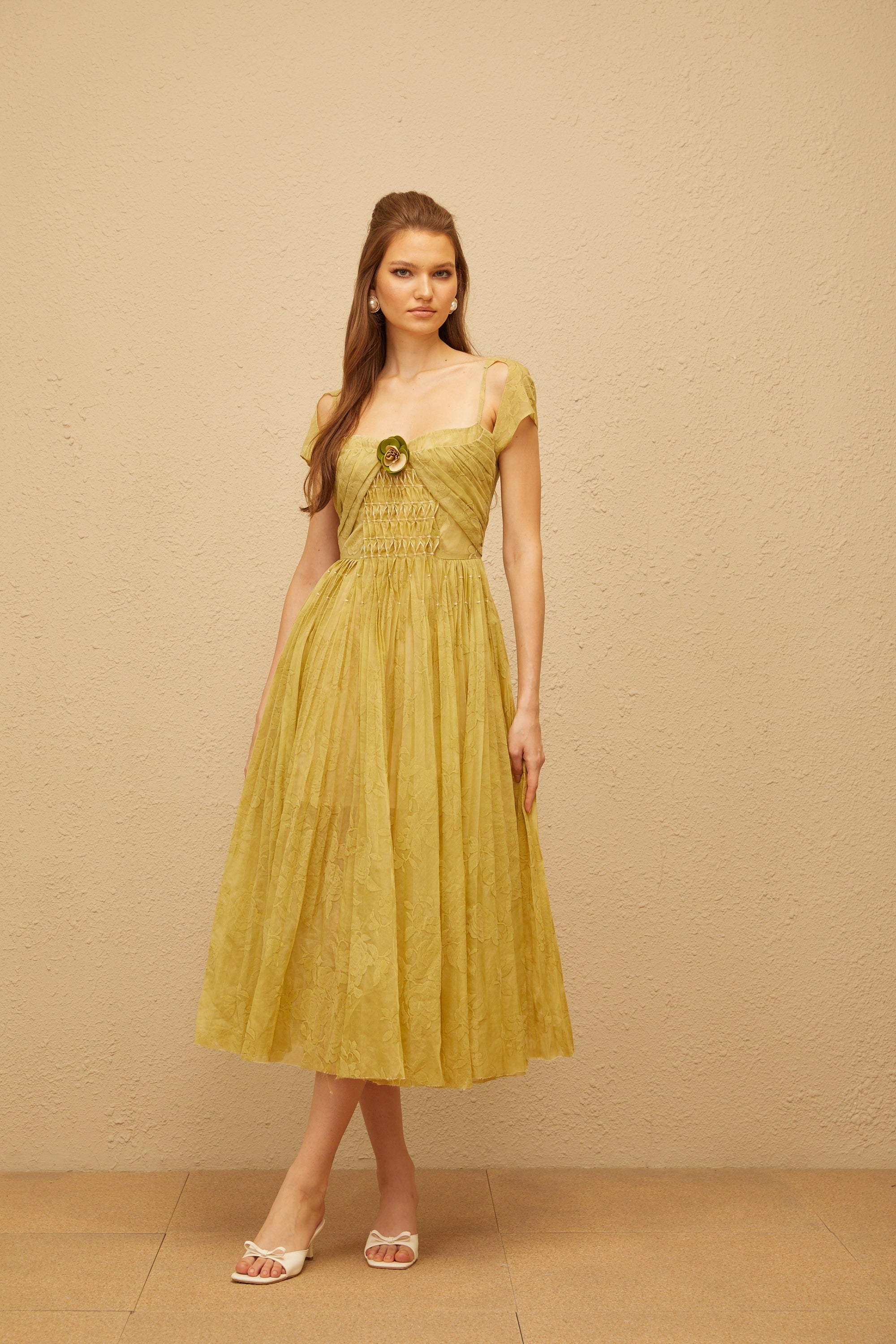 فستان ميدي من جاكار مطبوع بنقشة زهور باللون الأخضر البيريل