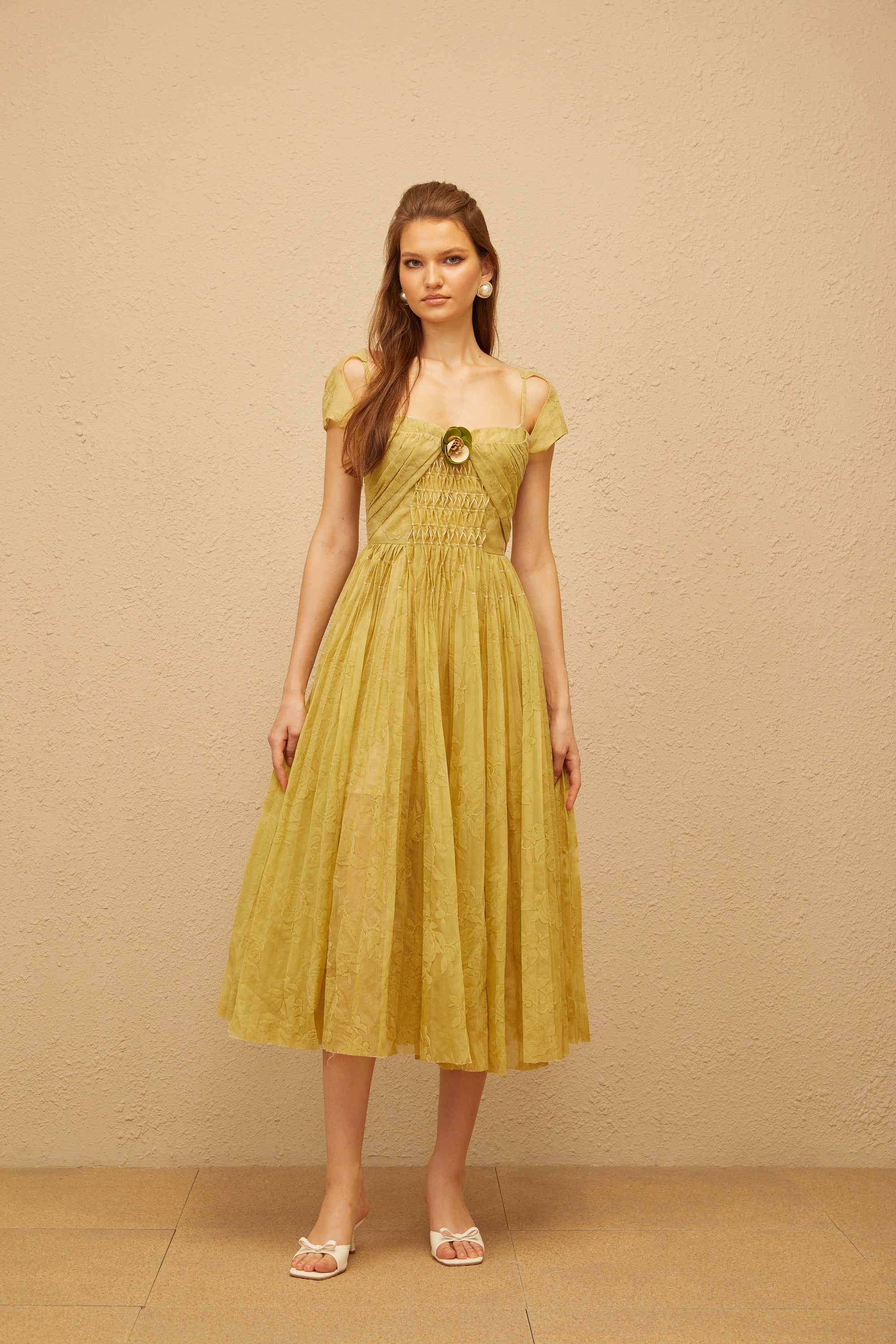 فستان ميدي من جاكار مطبوع بنقشة زهور باللون الأخضر البيريل