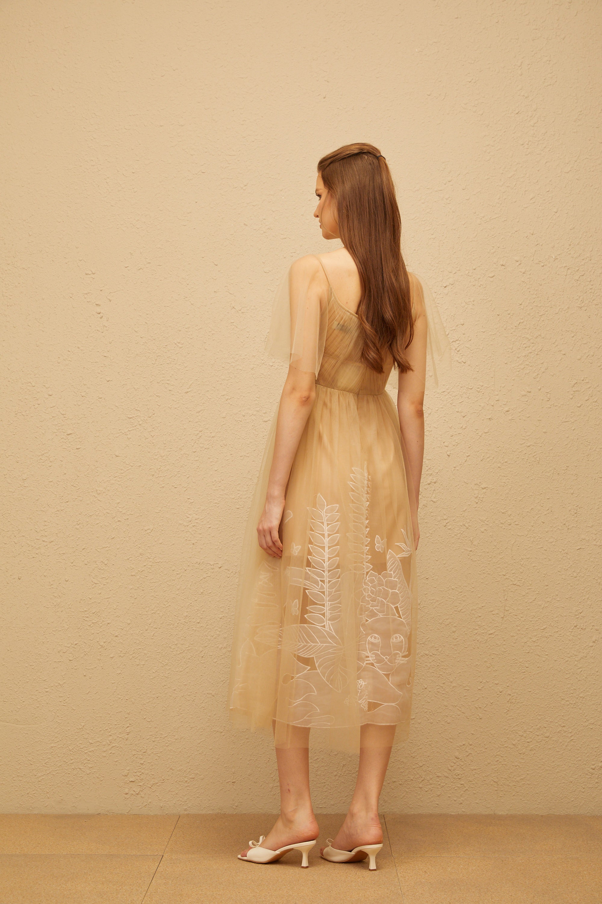 Blanka Neutrales, plissiertes Jacquard-Tüll-Midikleid