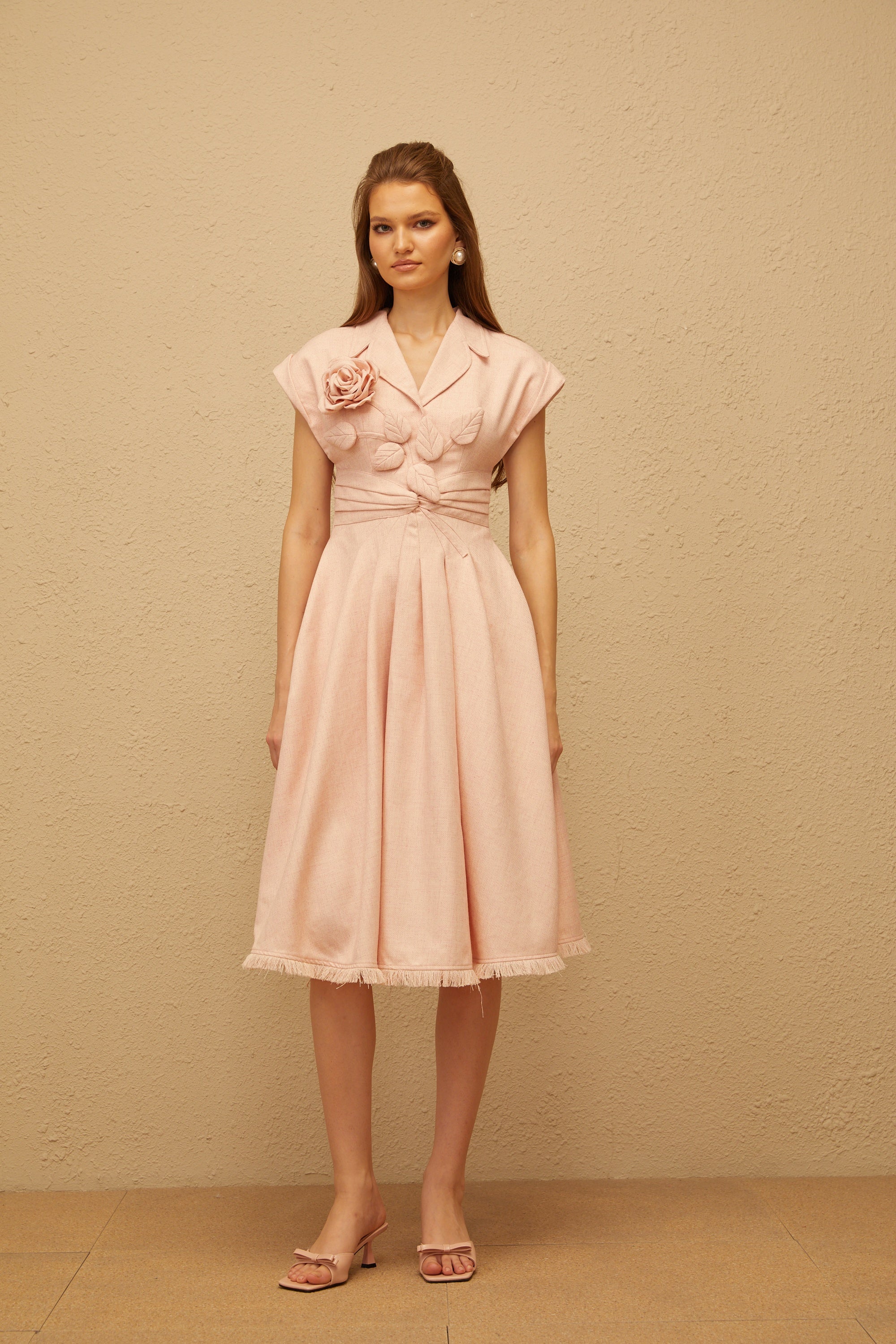 Bernadett Pinkfarbenes 3D-Falten-Midikleid mit Blütenblattärmeln