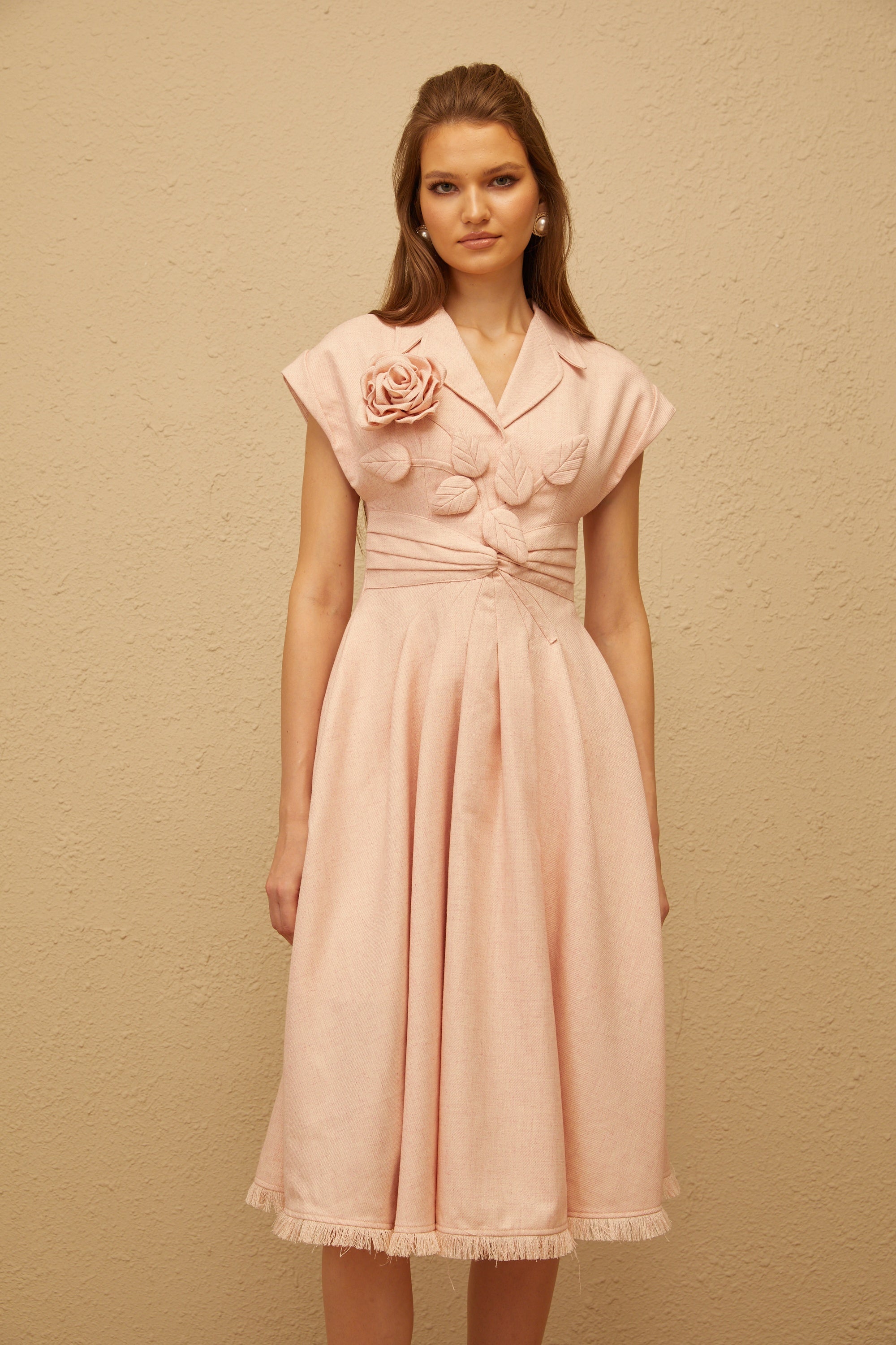 Bernadett Pinkfarbenes 3D-Falten-Midikleid mit Blütenblattärmeln