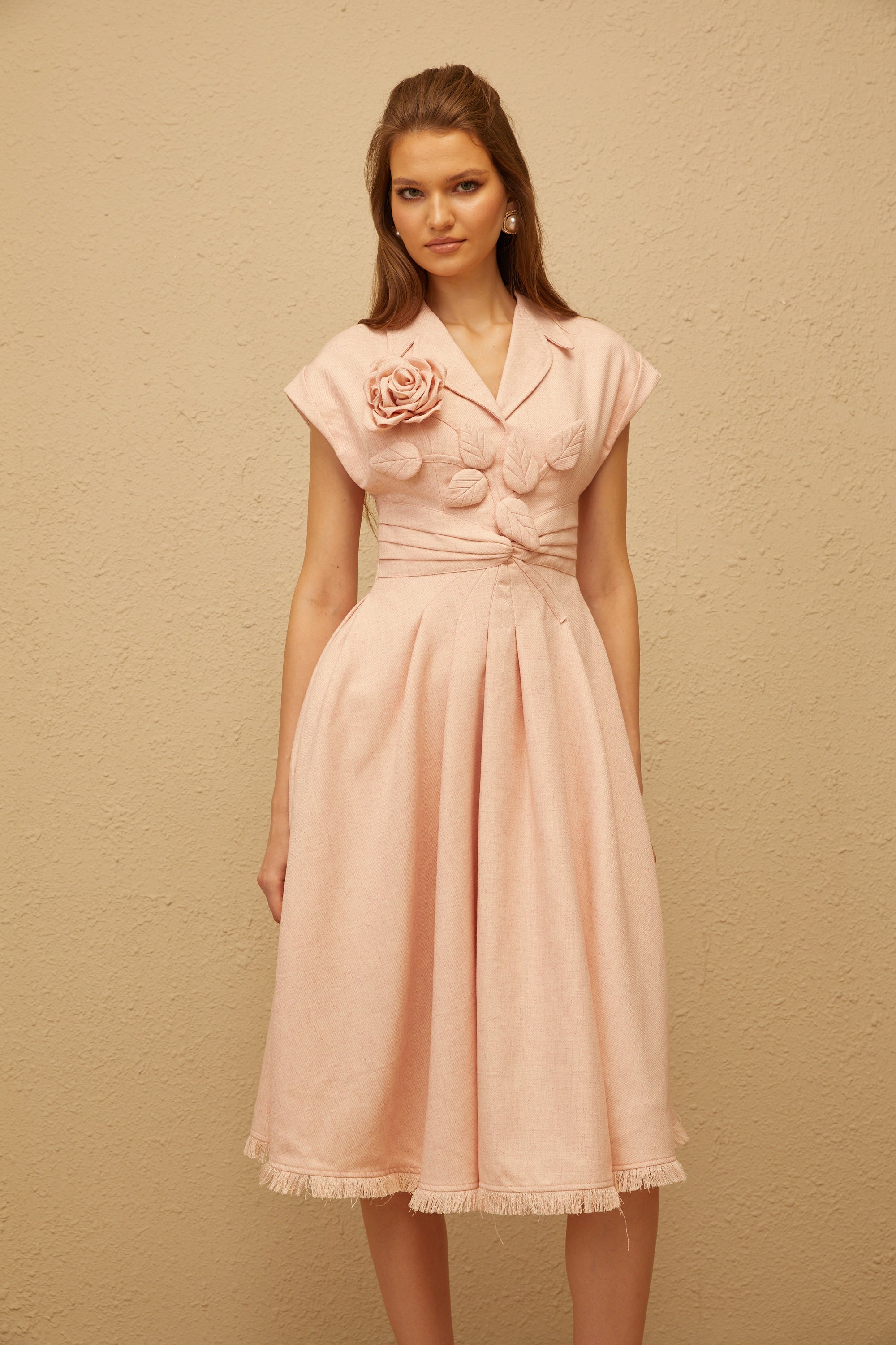 Bernadett Pinkfarbenes 3D-Falten-Midikleid mit Blütenblattärmeln