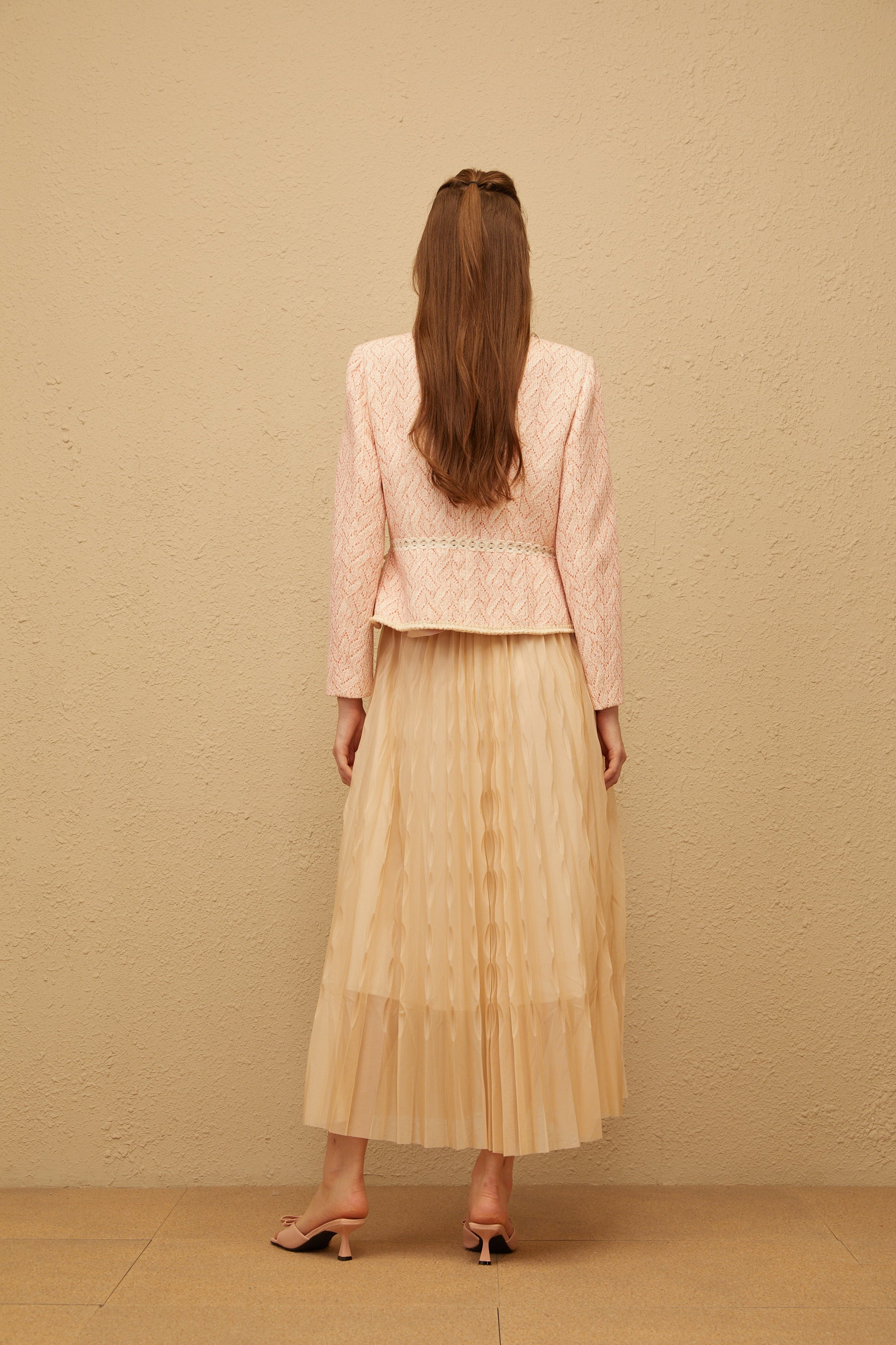 طقم جاكيت منسوج من الكروشيه بلون وردي و تنورة من التول من دياثي