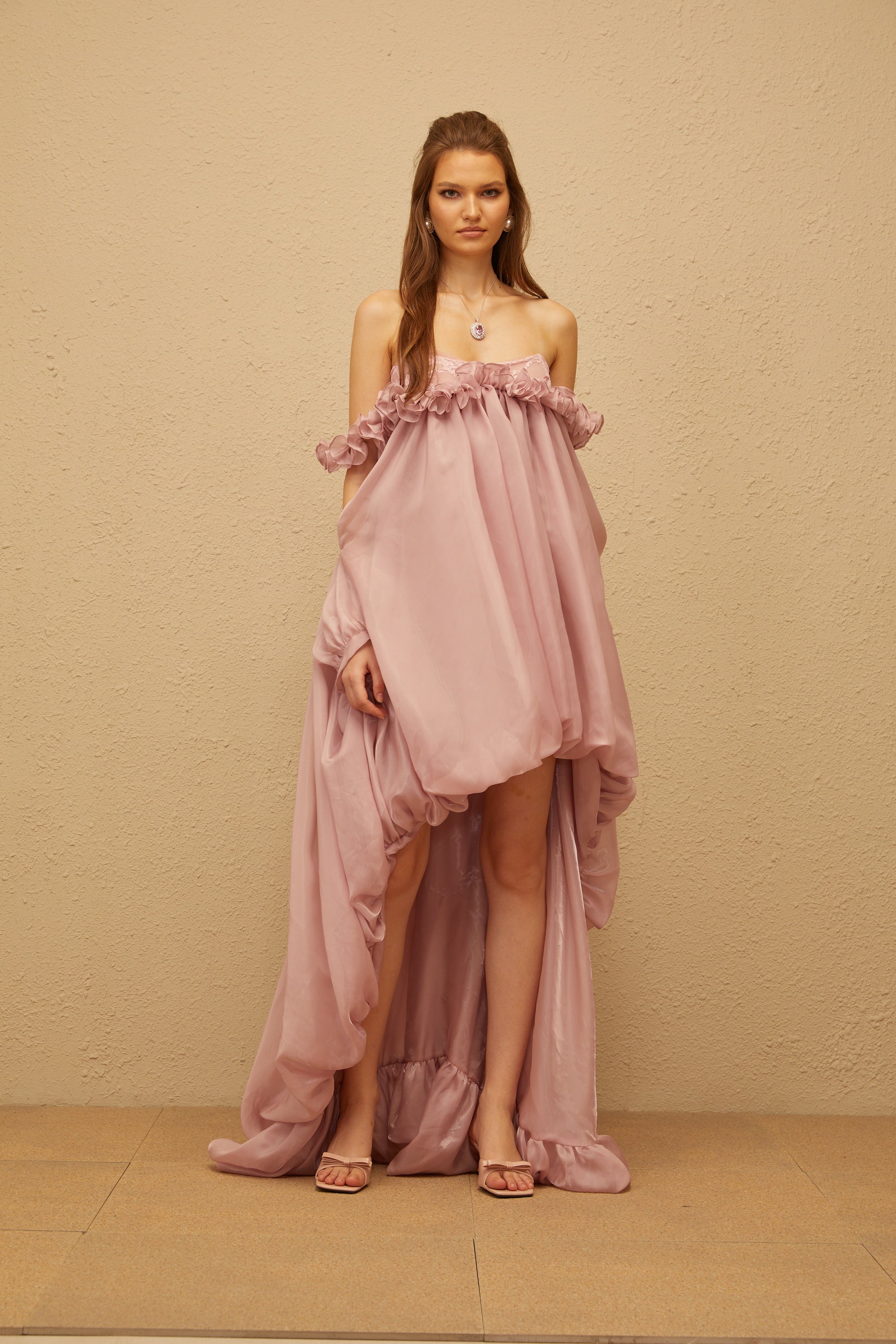 Brooklyn – Rosafarbenes Minikleid mit glänzendem Ballonsaum