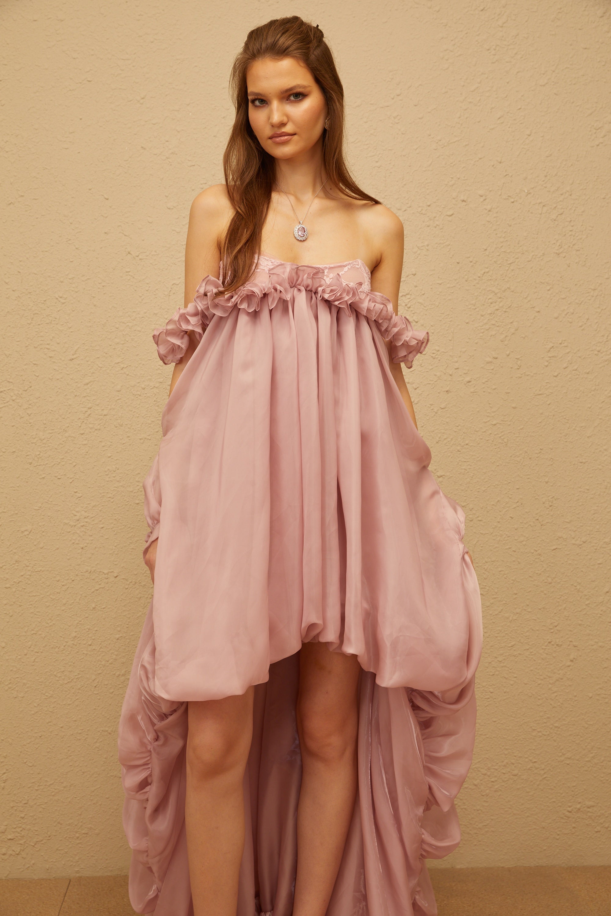 Brooklyn – Rosafarbenes Minikleid mit glänzendem Ballonsaum