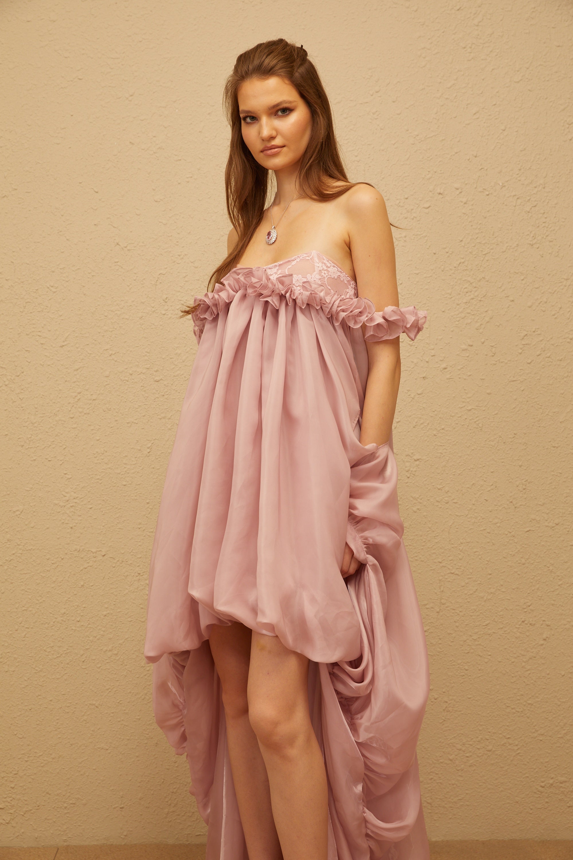 Brooklyn – Rosafarbenes Minikleid mit glänzendem Ballonsaum