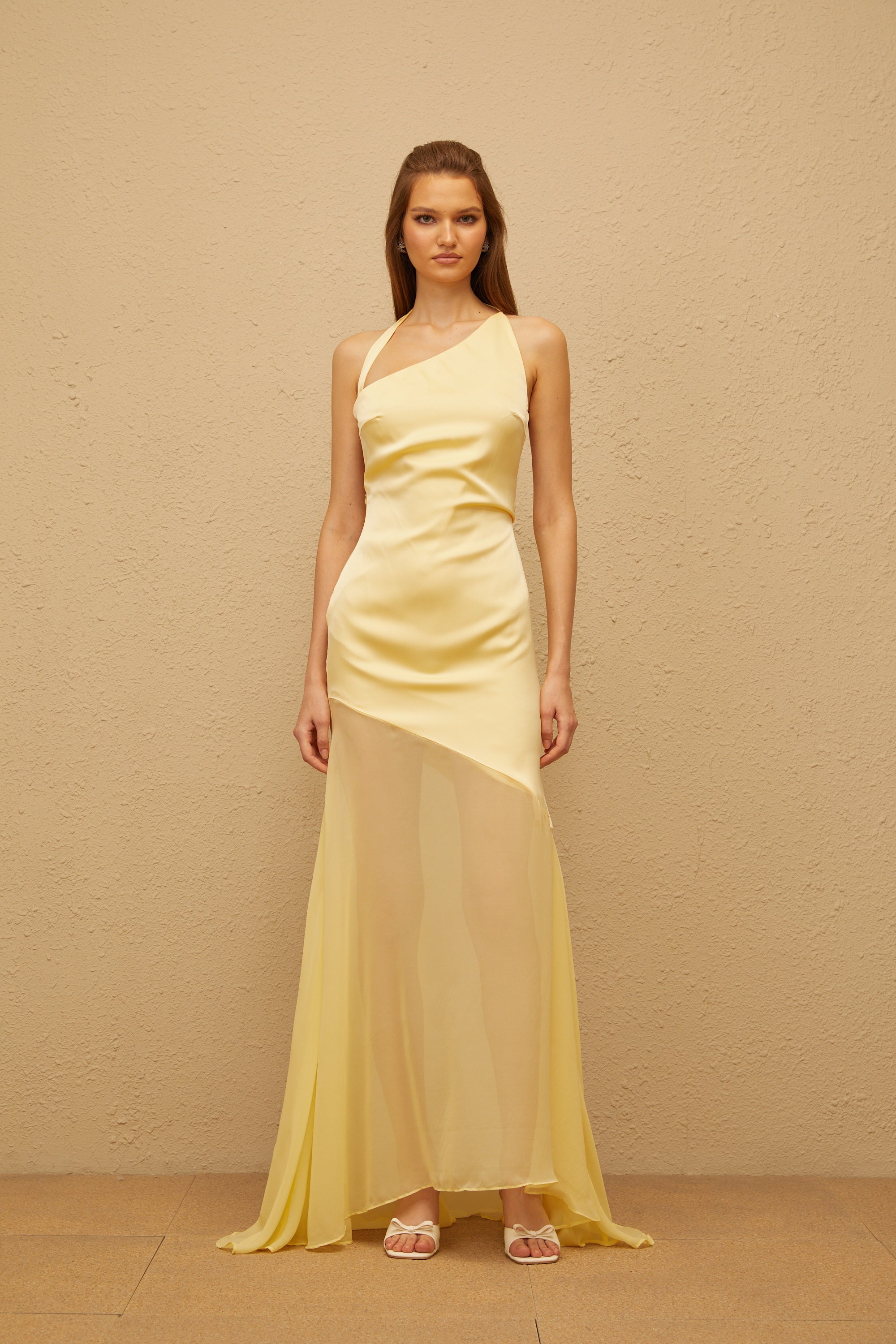 Chantal Gelbes, asymmetrisches Satin-Maxikleid