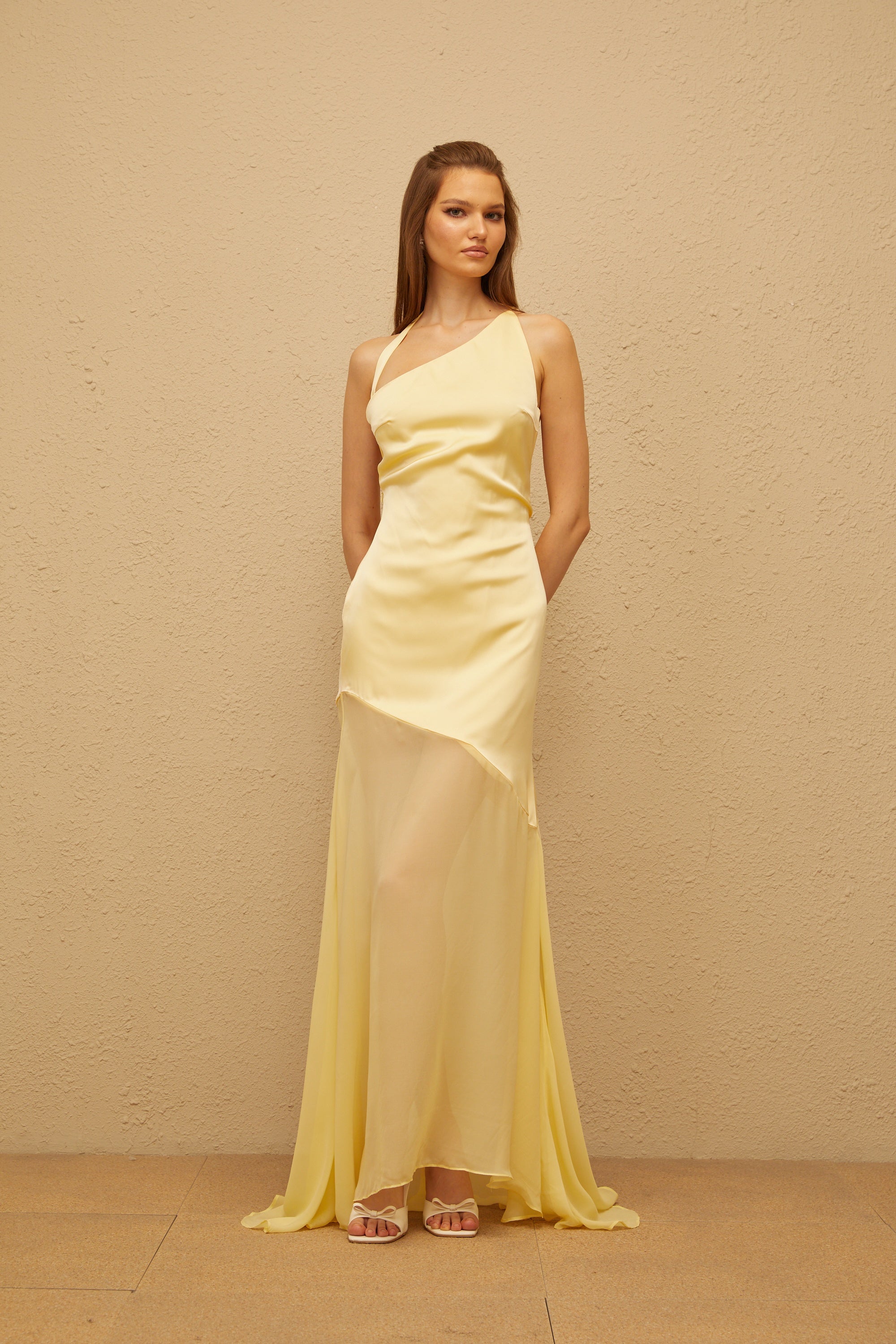 Chantal Gelbes, asymmetrisches Satin-Maxikleid