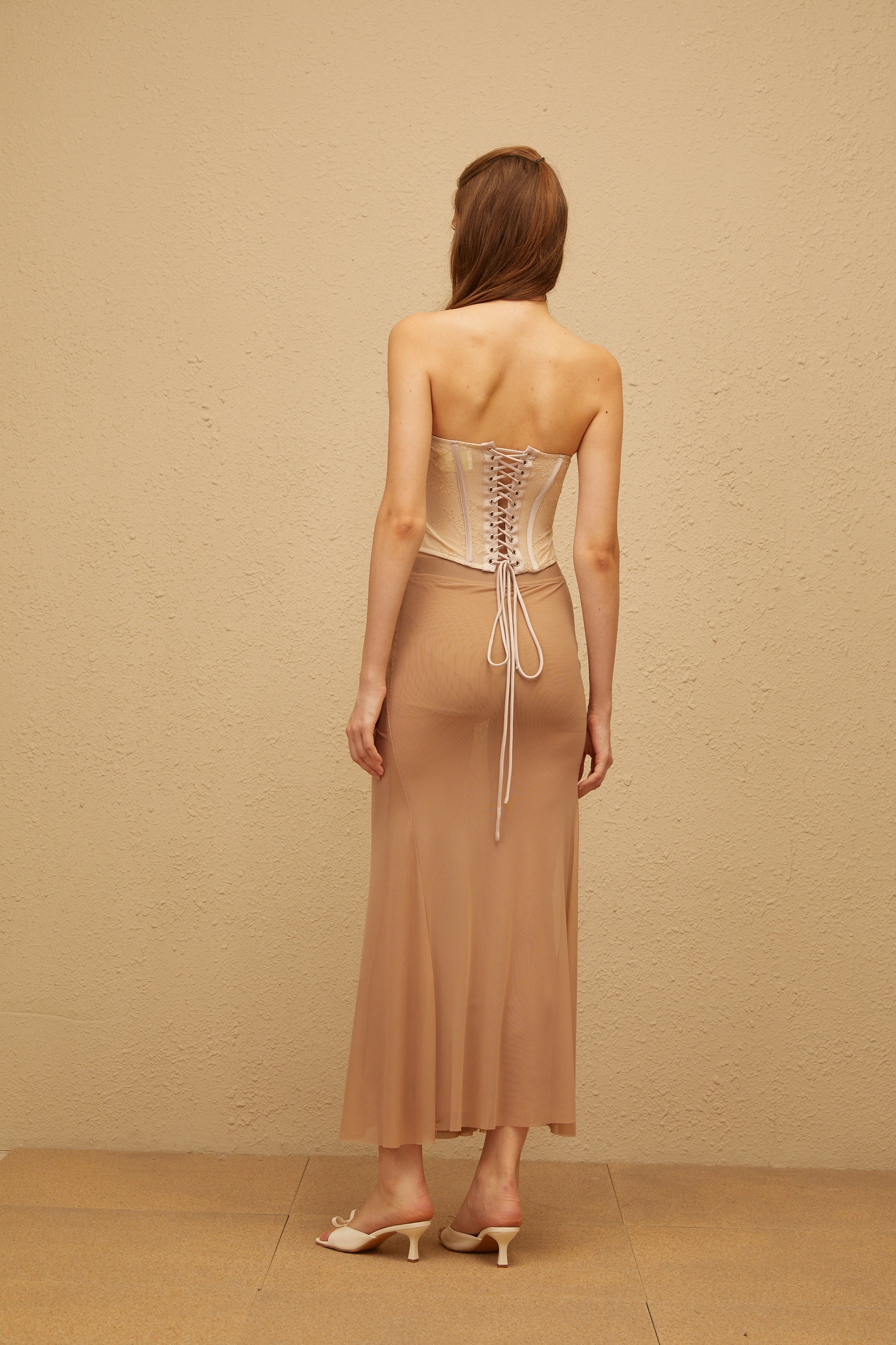 طقم تنورة وقميص كورسيه من الدانتيل المحايد من ليوني