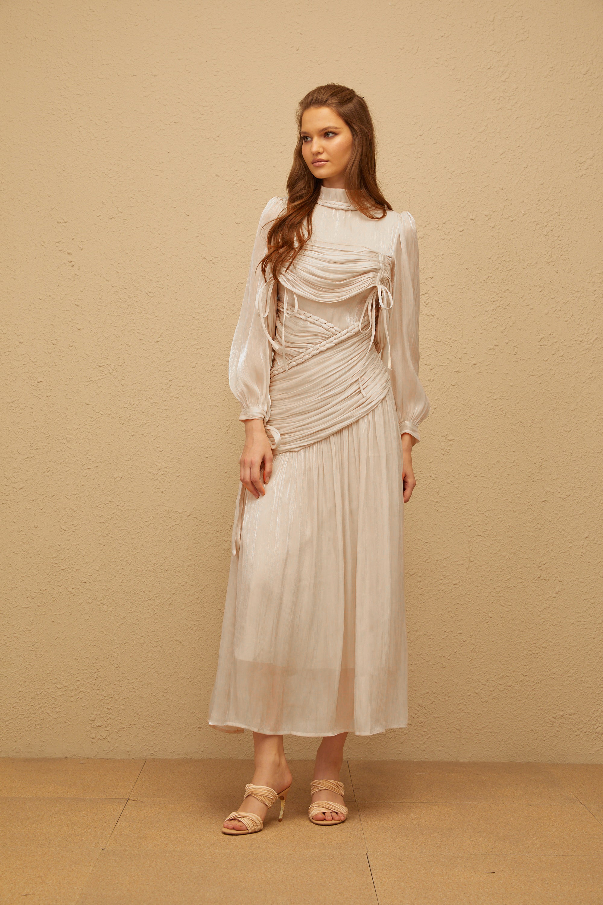 فستان ماكسي لامع بألوان رمادية من Amour، ذو تصميم مطوّع.