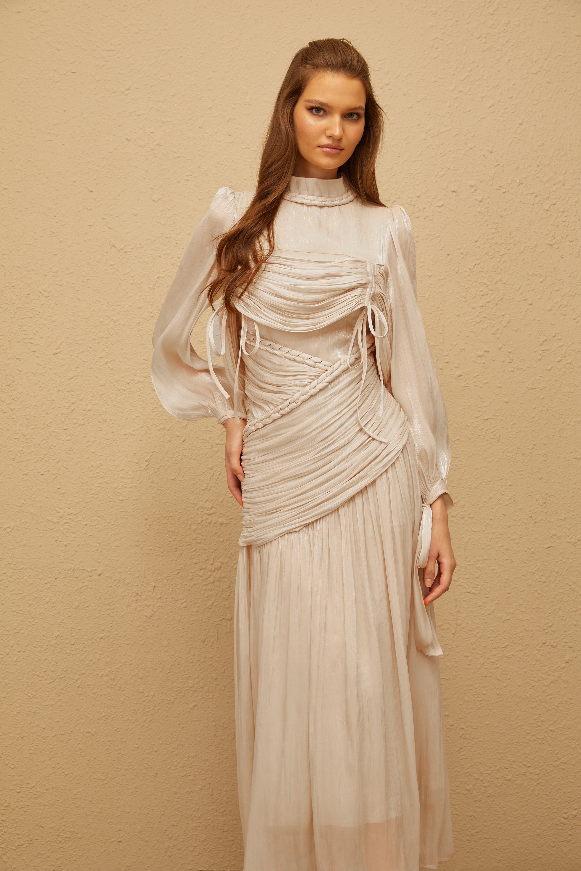 فستان ماكسي لامع بألوان رمادية من Amour، ذو تصميم مطوّع.