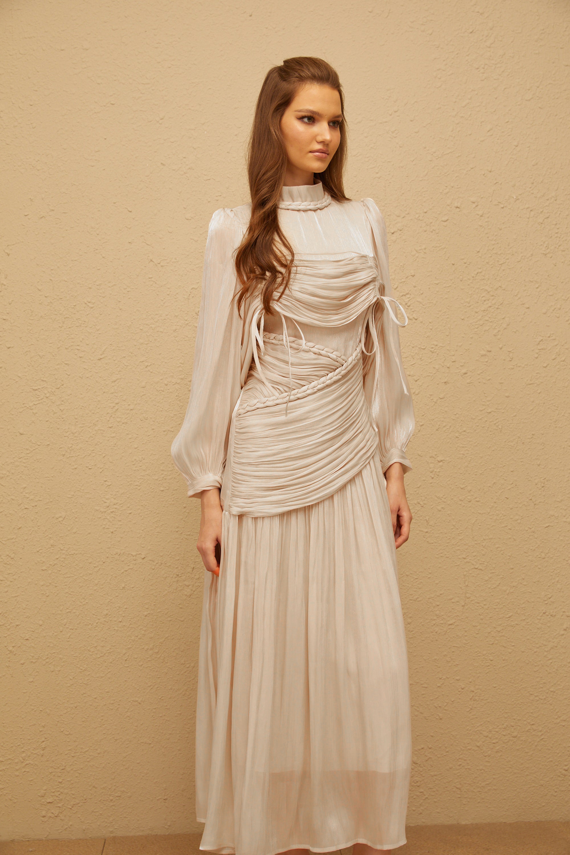 فستان ماكسي لامع بألوان رمادية من Amour، ذو تصميم مطوّع.