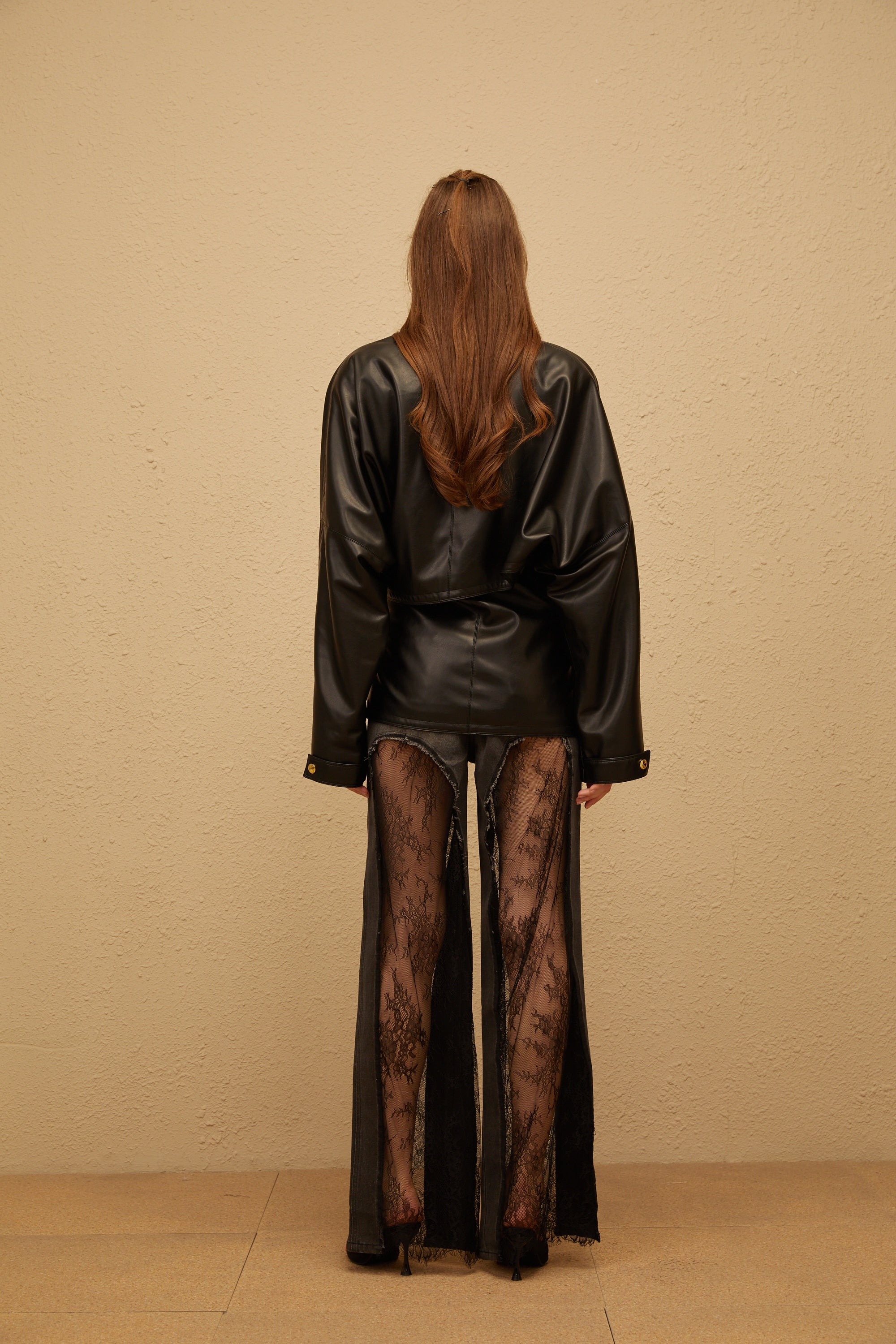 جاكيت أوفيلي الأسود غير المتماثل المصنوع من الجلد