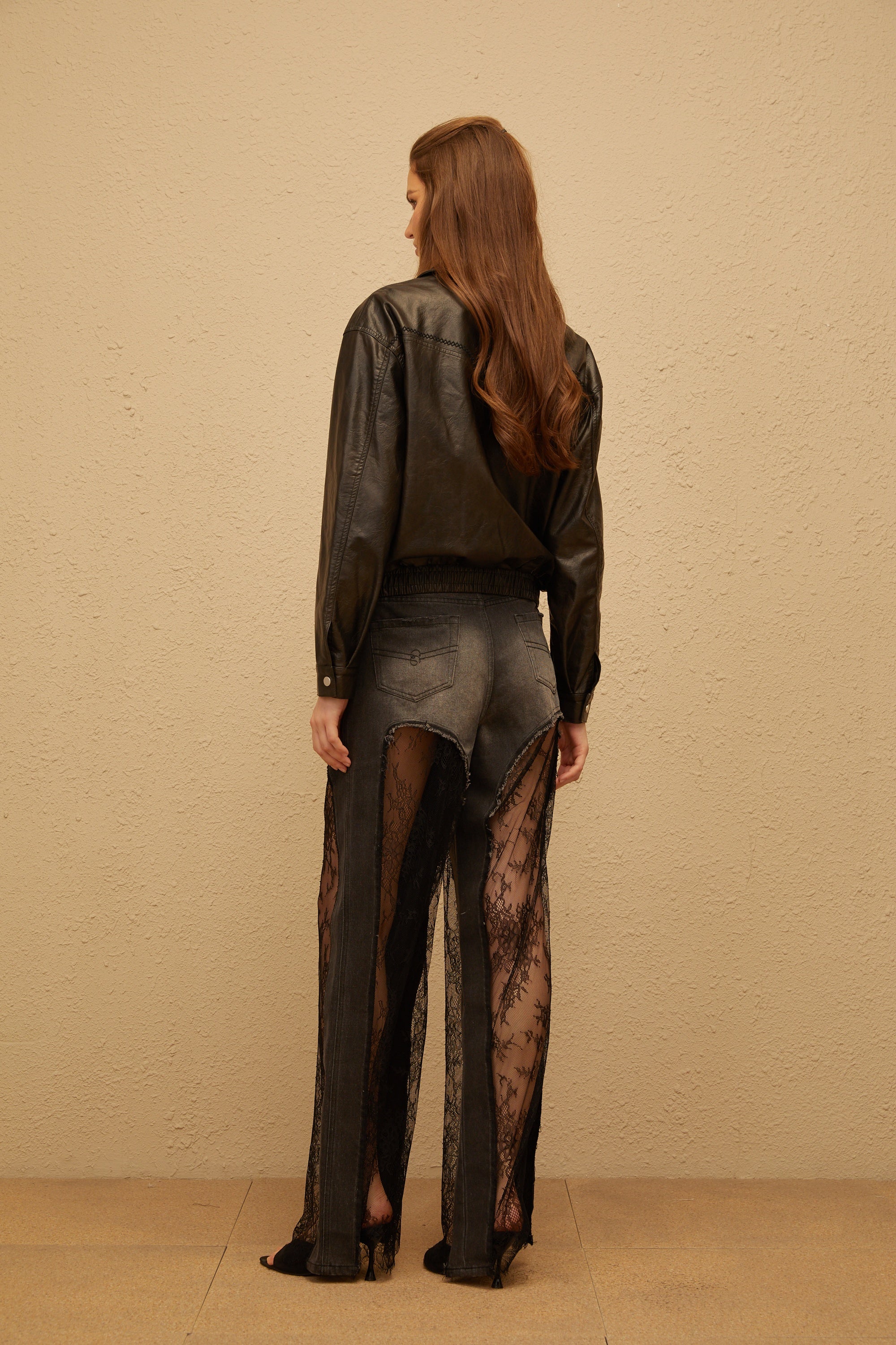 جاكيت جلد أسود ياسمين مزين بتفاصيل مكشكشة