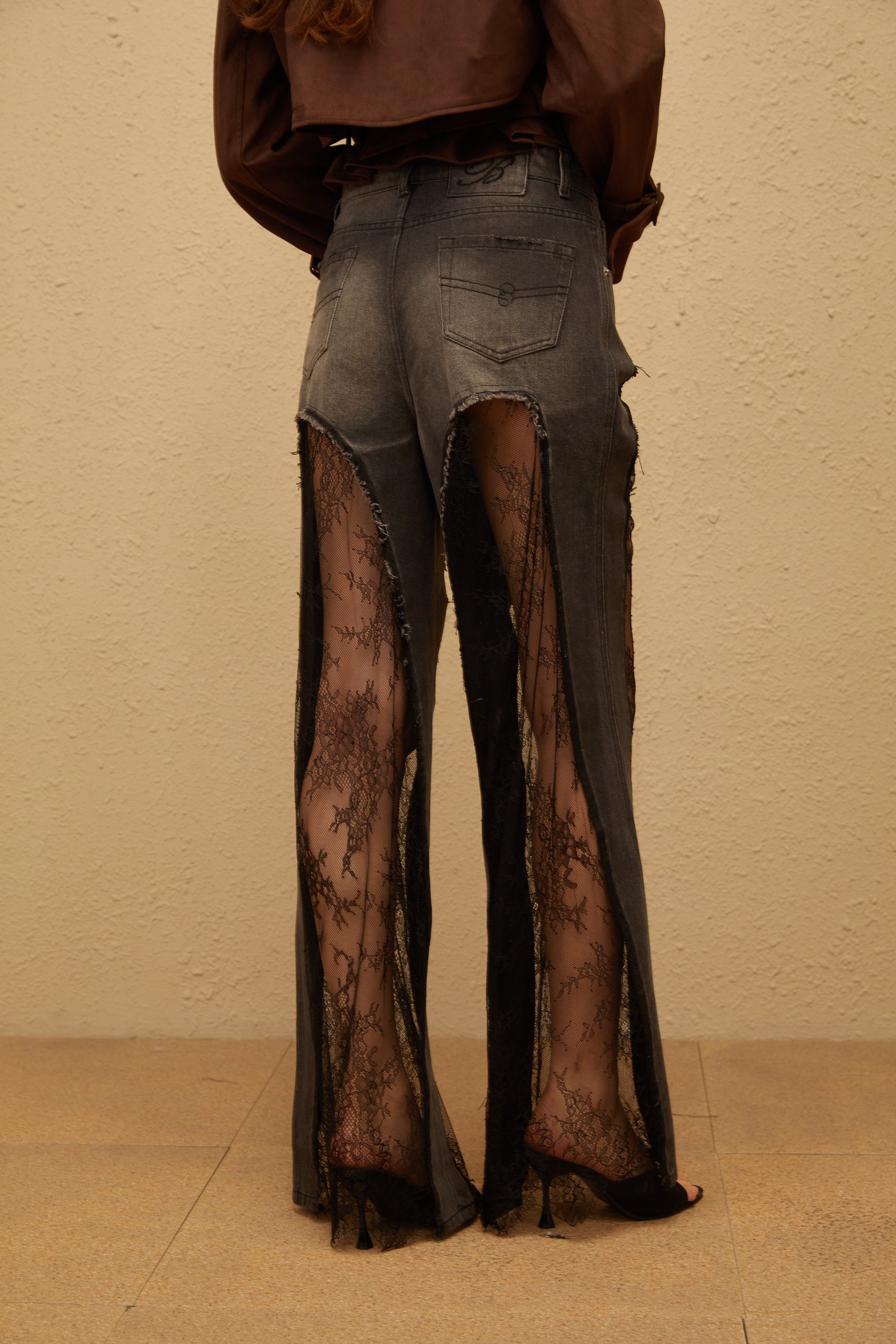 جينز ماديلين أسود مزين بنقشة زهور من الدانتيل