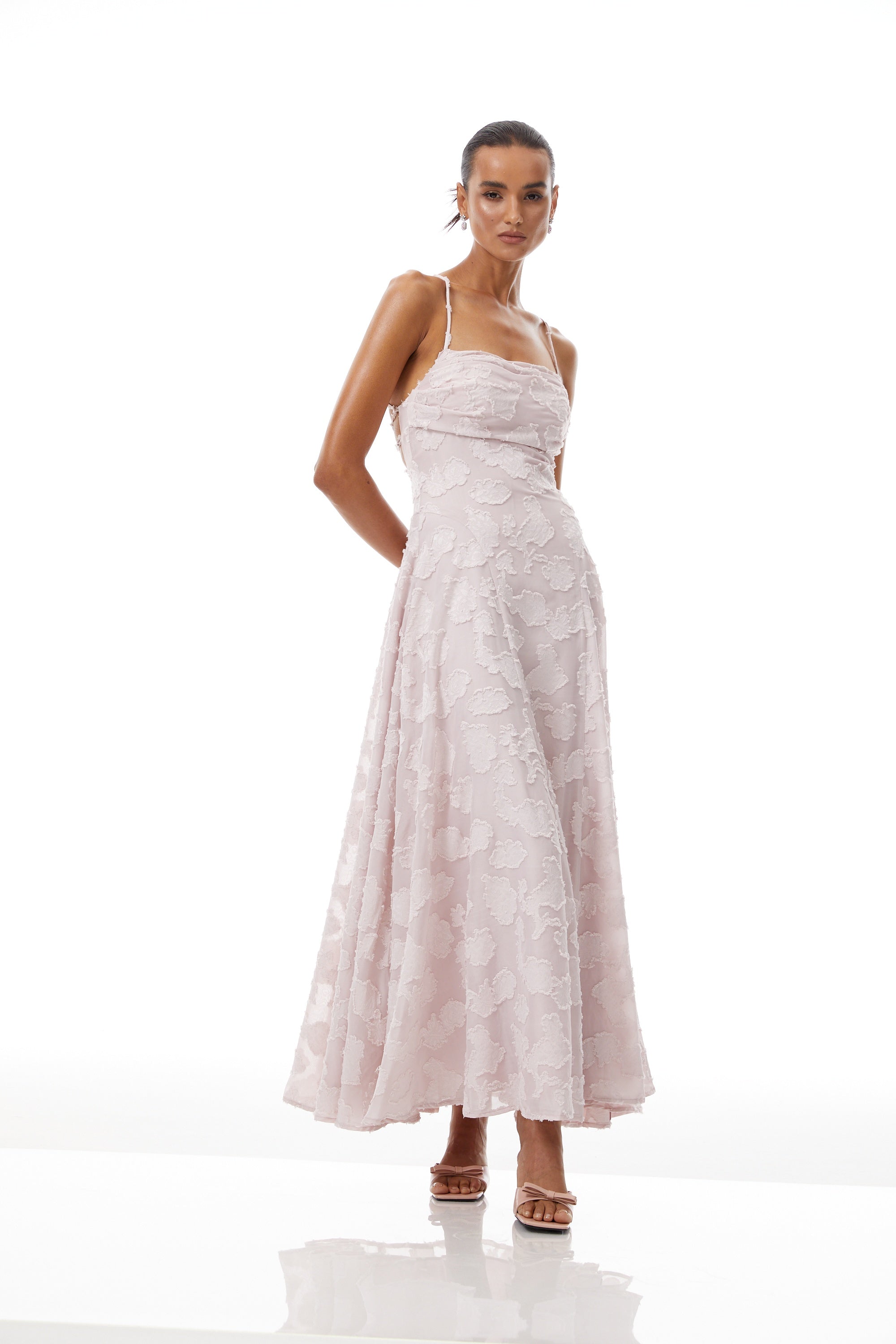 Célestine Maxikleid in Rosa mit ausgefransten Blumenstickereien