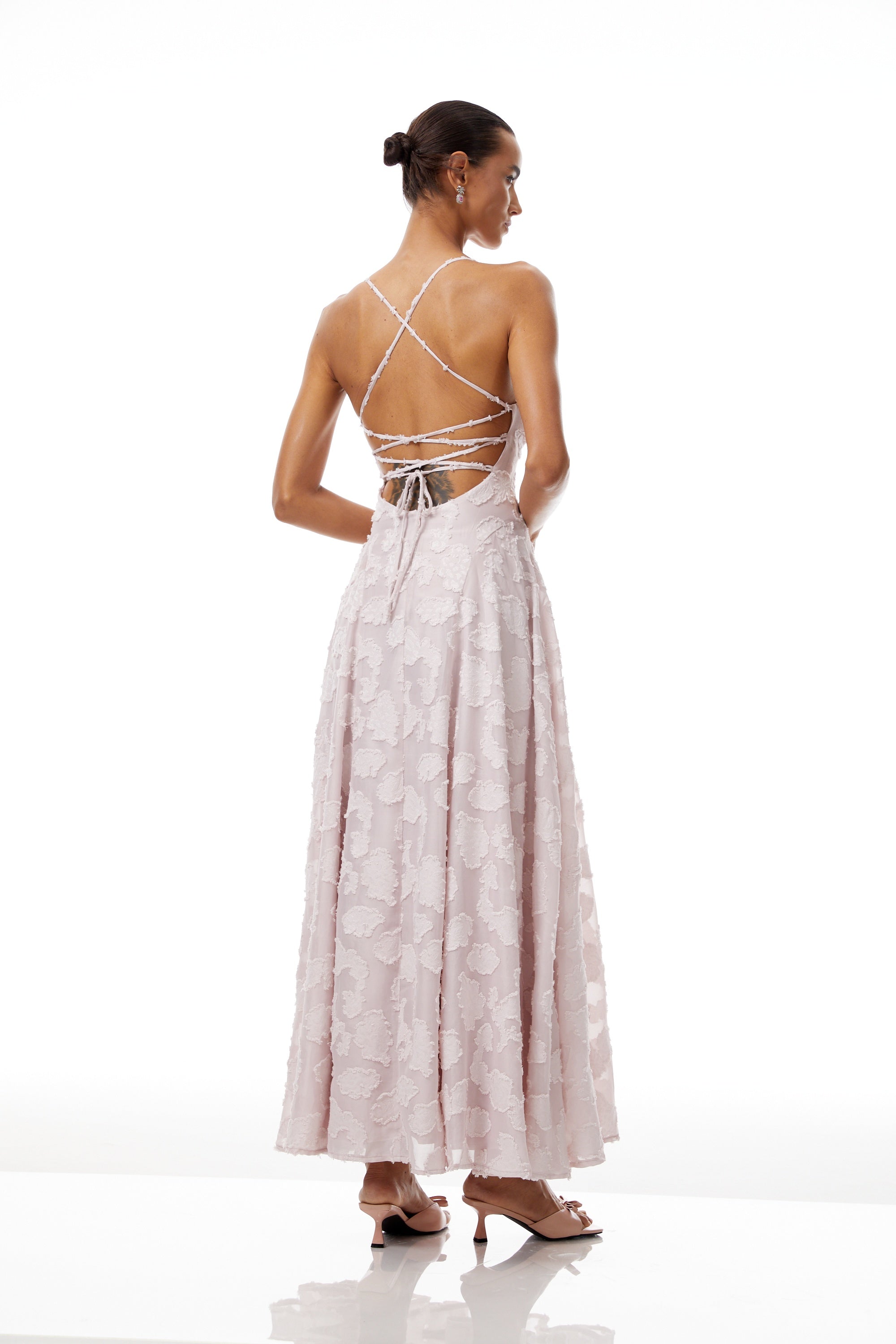 Célestine Maxikleid in Rosa mit ausgefransten Blumenstickereien