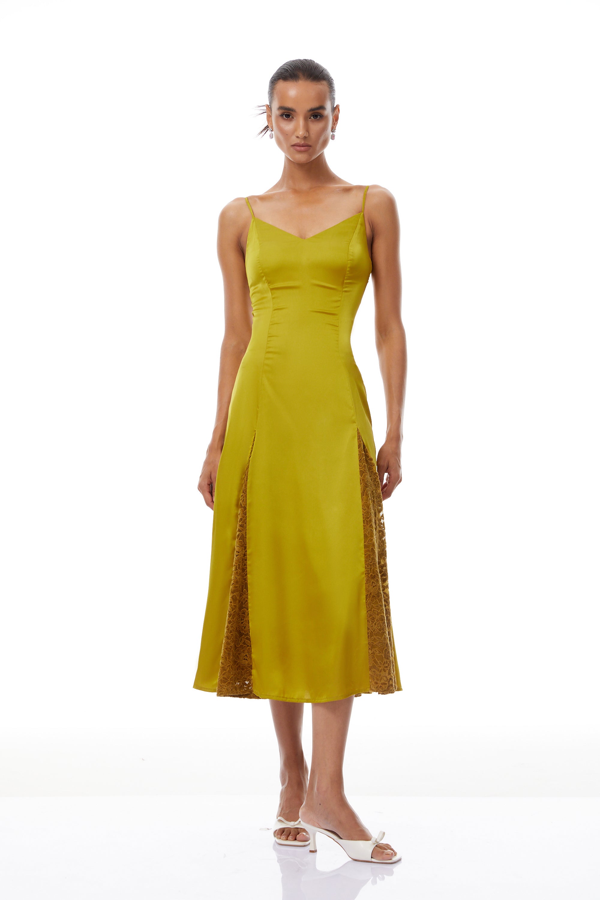 فستان صيفي متوسط الطول من الساتان المخملي المزين بالدانتيل من لويز جرين