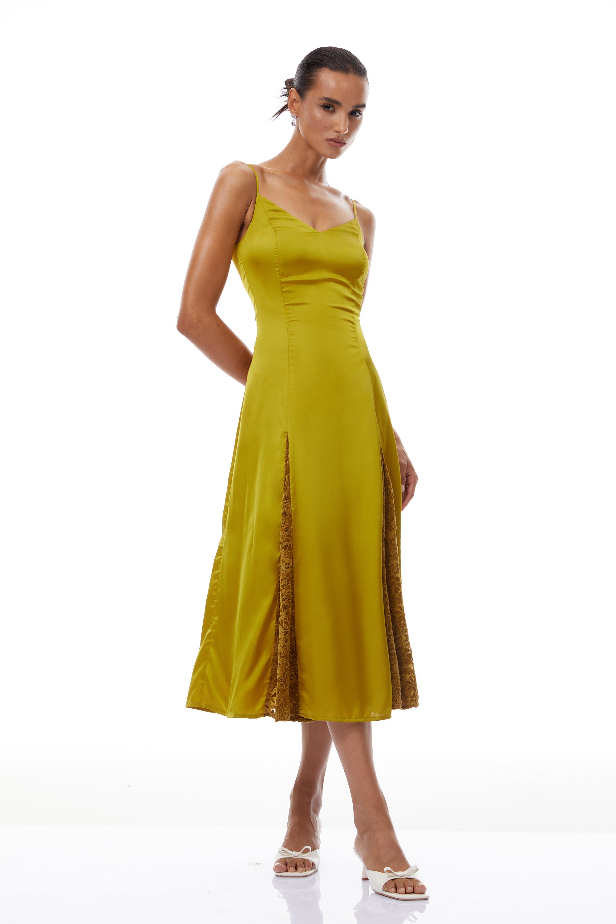 فستان صيفي متوسط الطول من الساتان المخملي المزين بالدانتيل من لويز جرين