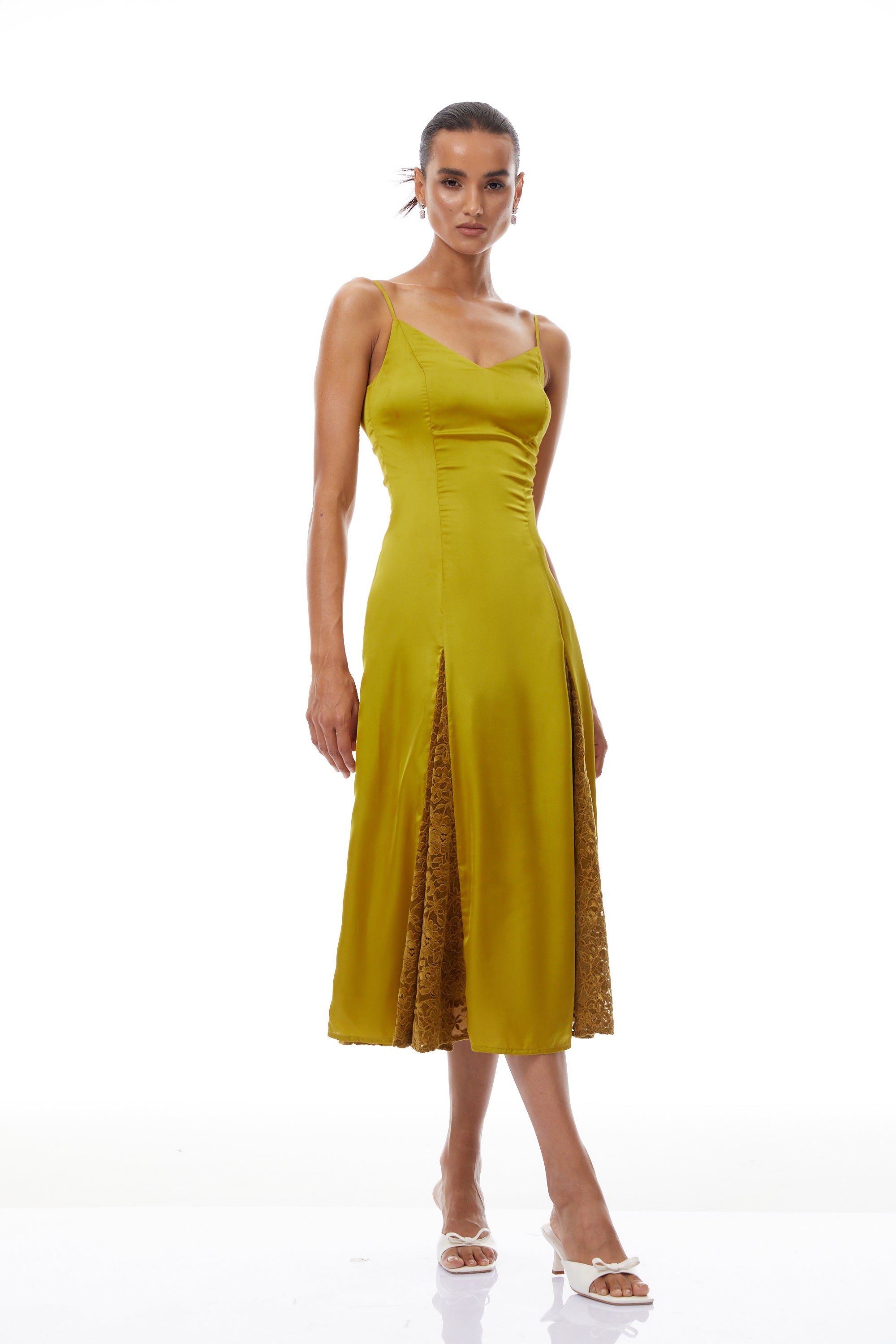 فستان صيفي متوسط الطول من الساتان المخملي المزين بالدانتيل من لويز جرين