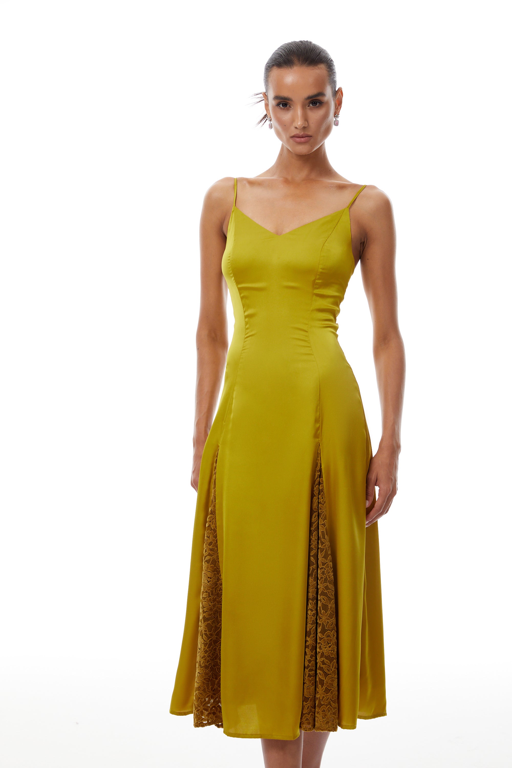 فستان صيفي متوسط الطول من الساتان المخملي المزين بالدانتيل من لويز جرين