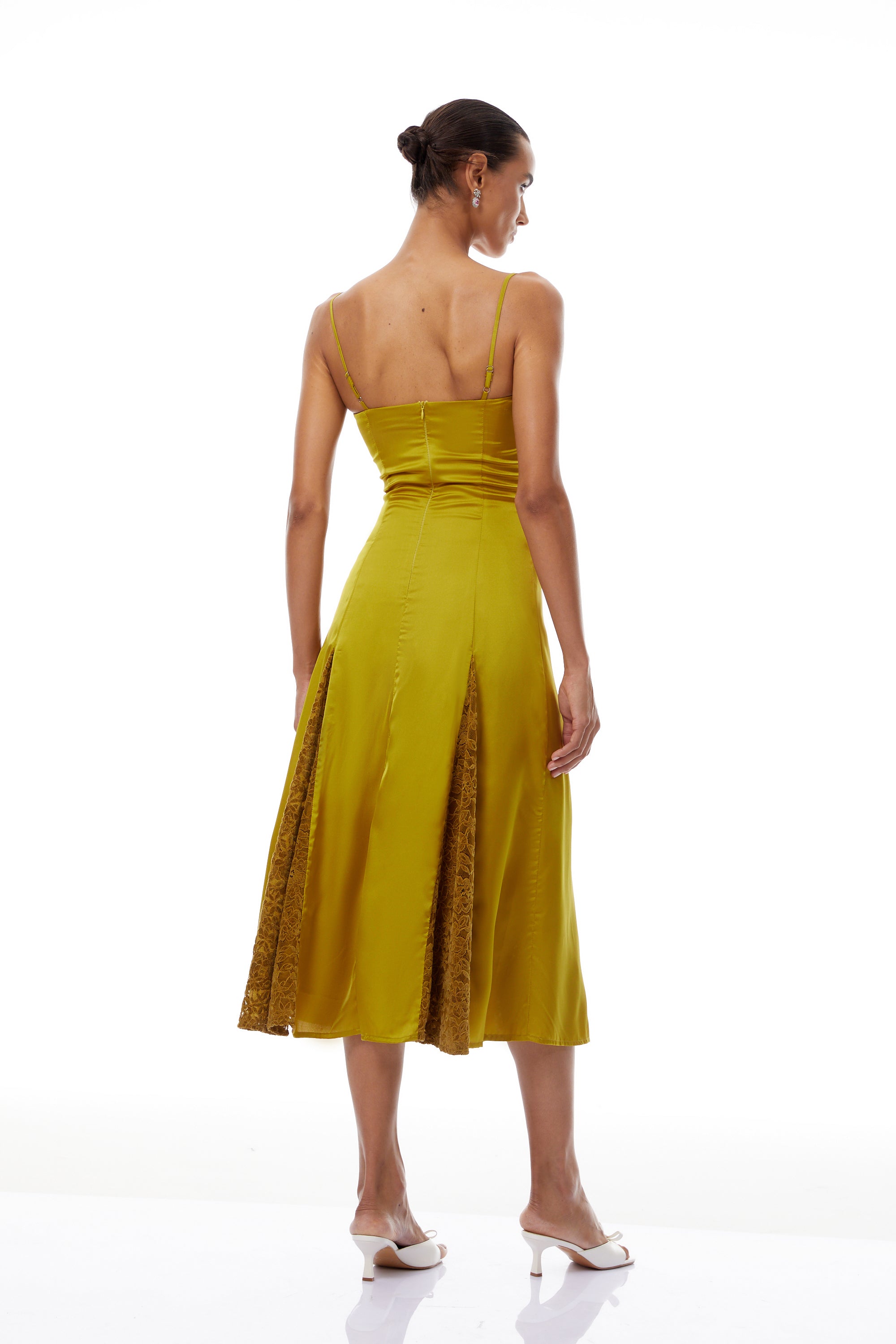 فستان صيفي متوسط الطول من الساتان المخملي المزين بالدانتيل من لويز جرين