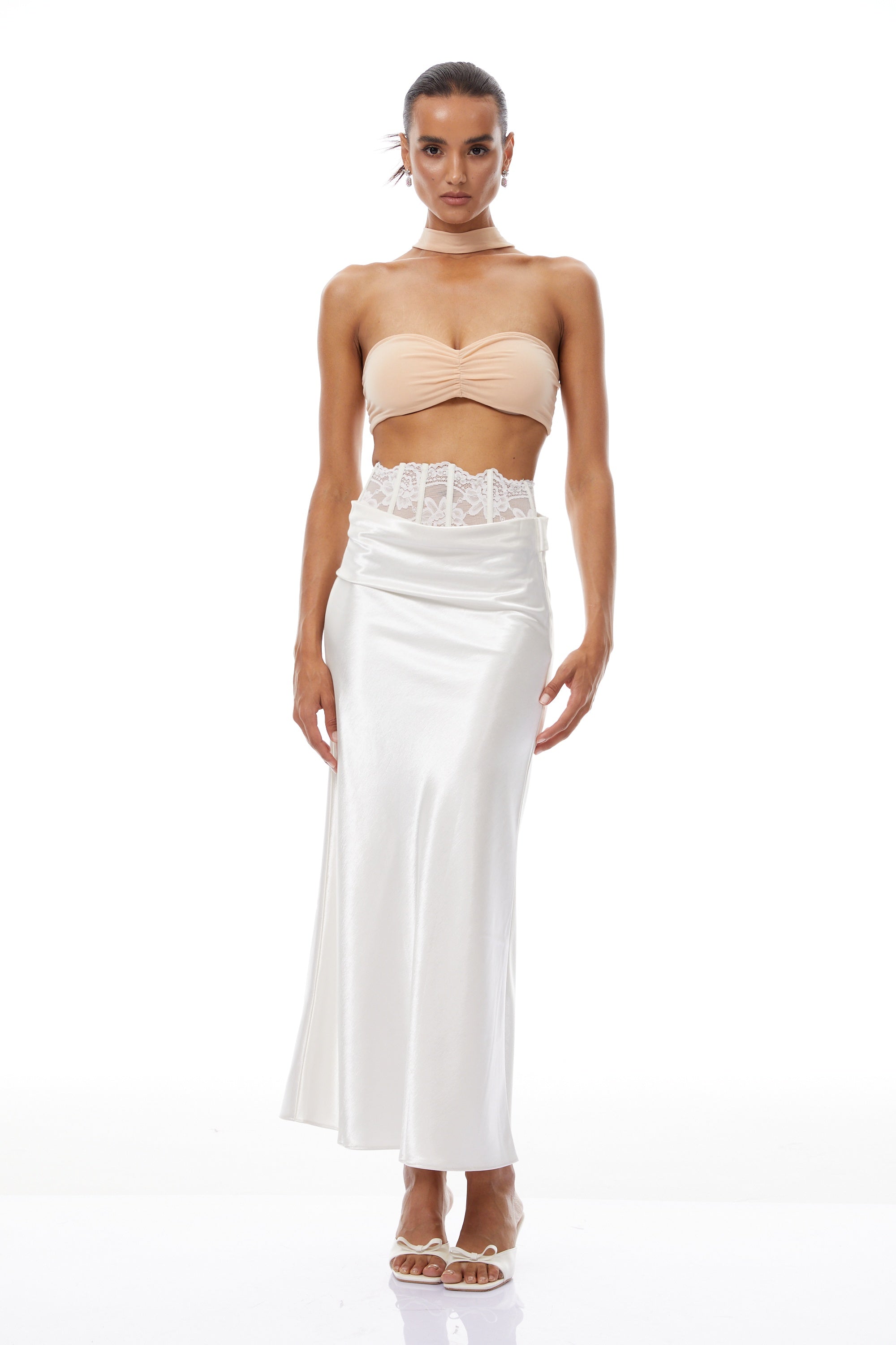 تنورة ماكسي إيفا بيضاء مزينة بنقشة زهور من الدانتيل