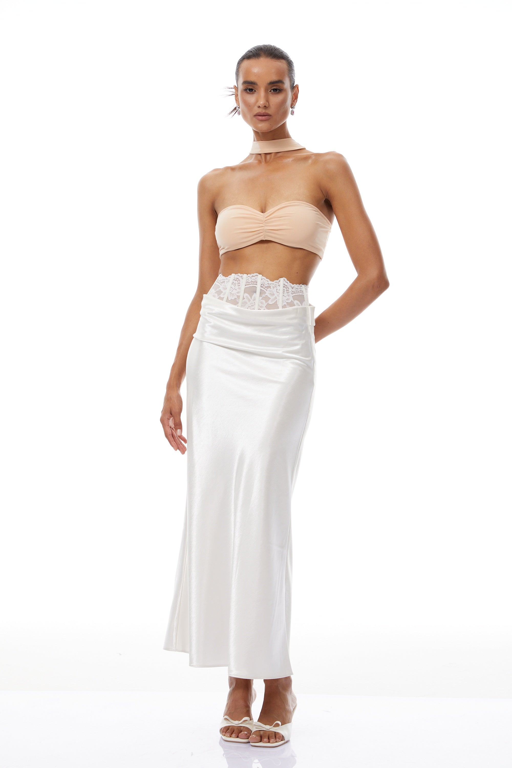 تنورة ماكسي إيفا بيضاء مزينة بنقشة زهور من الدانتيل