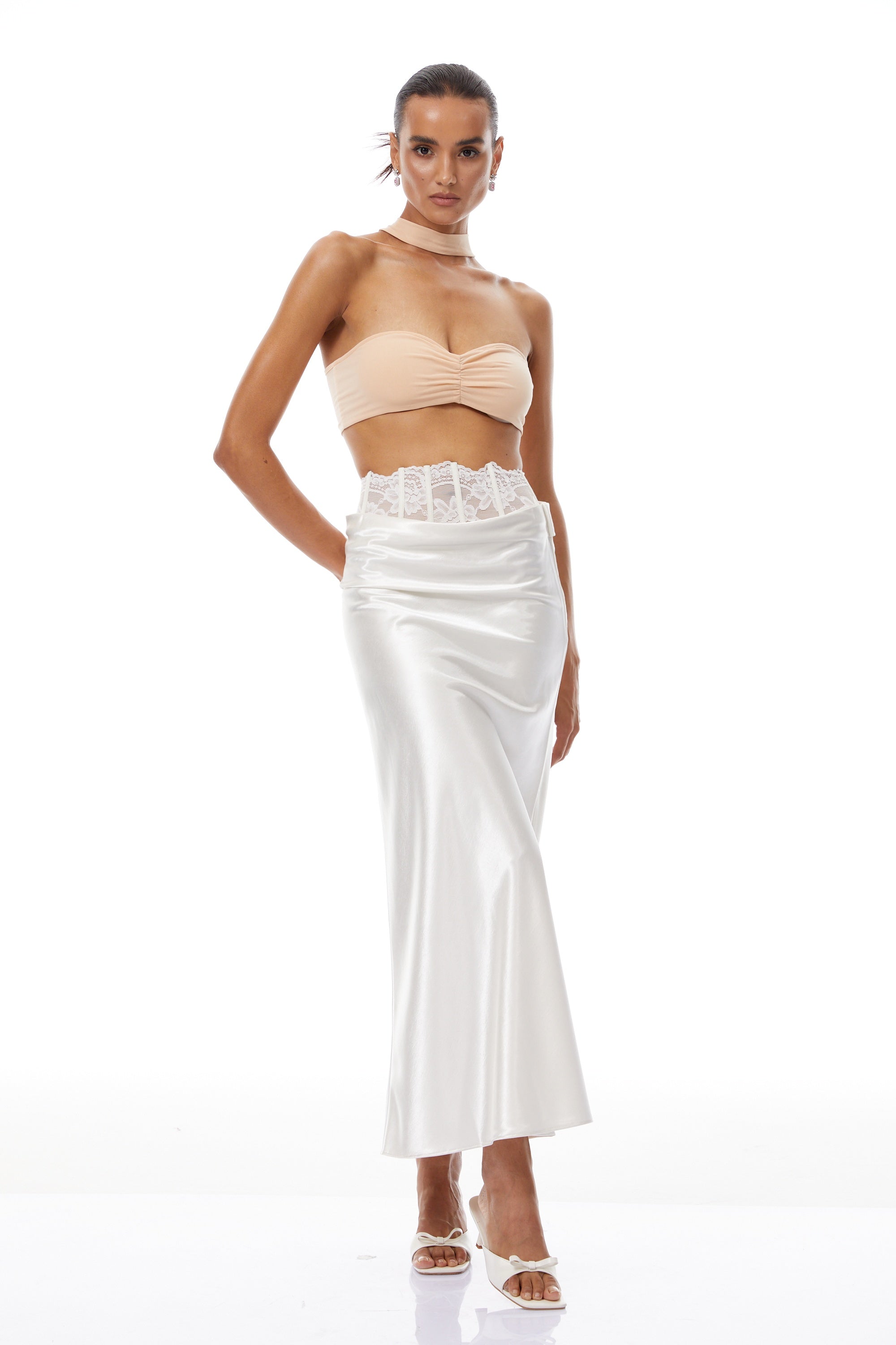 تنورة ماكسي إيفا بيضاء مزينة بنقشة زهور من الدانتيل