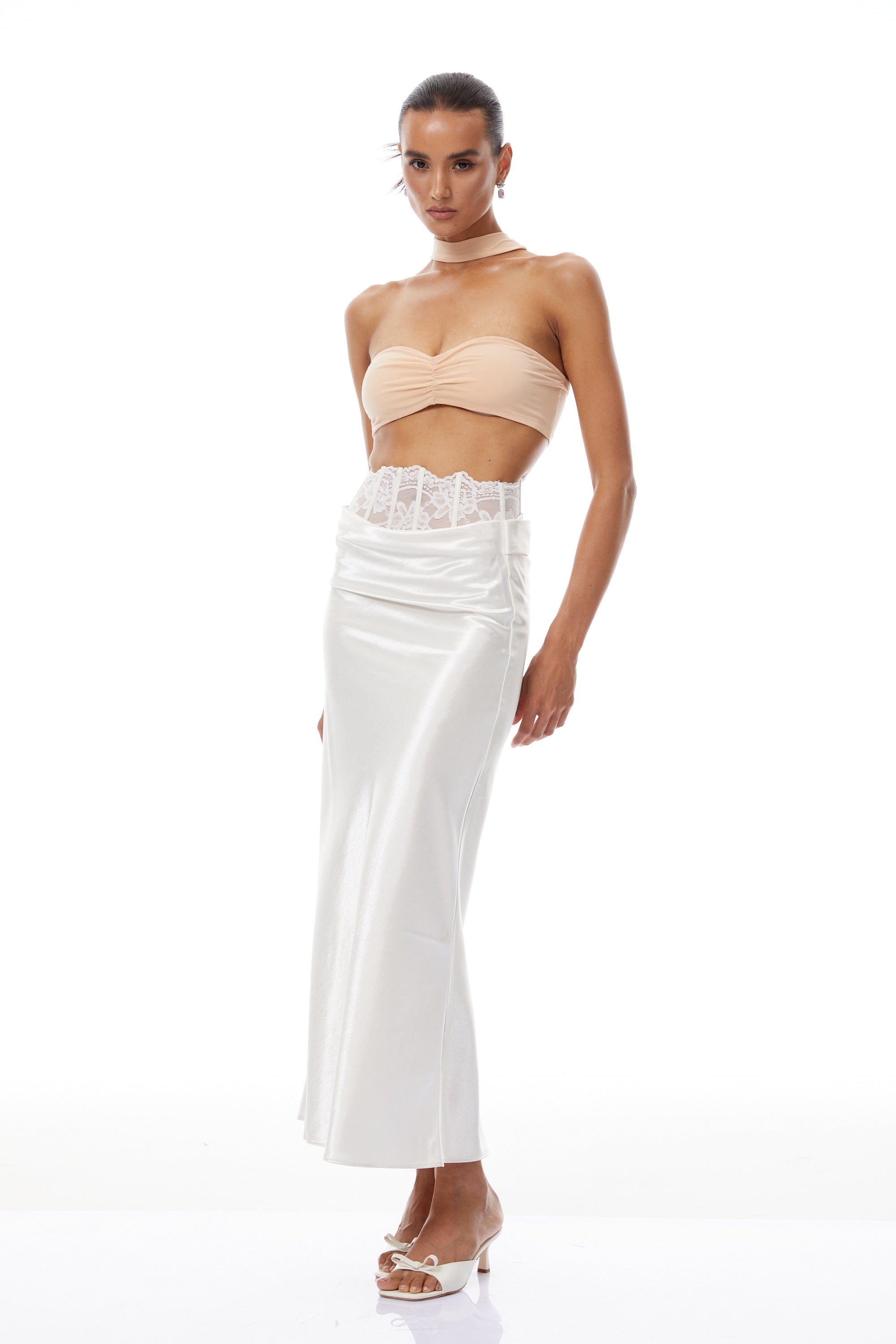 تنورة ماكسي إيفا بيضاء مزينة بنقشة زهور من الدانتيل