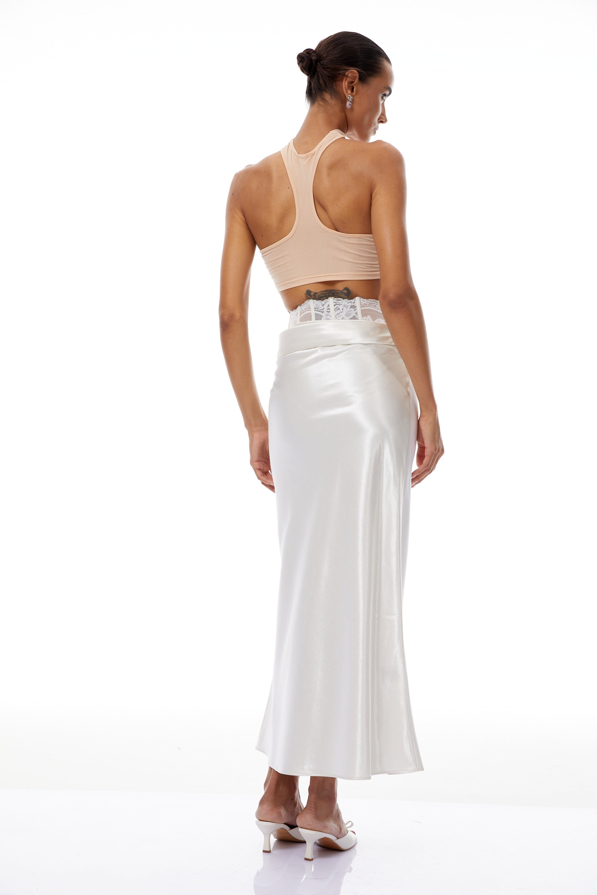 تنورة ماكسي إيفا بيضاء مزينة بنقشة زهور من الدانتيل