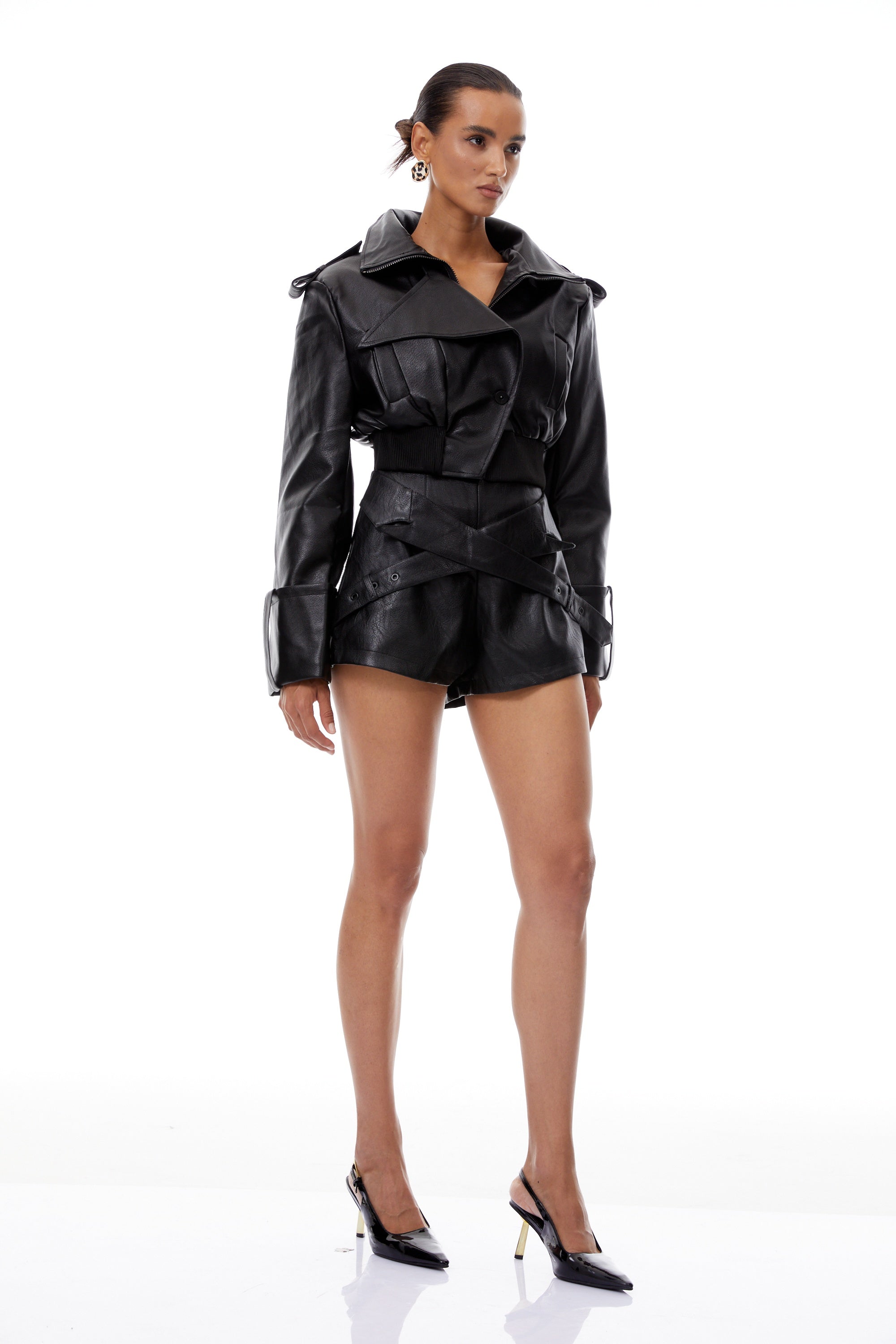 طقم جاكيت وشورت من الجلد الأسود من مانون