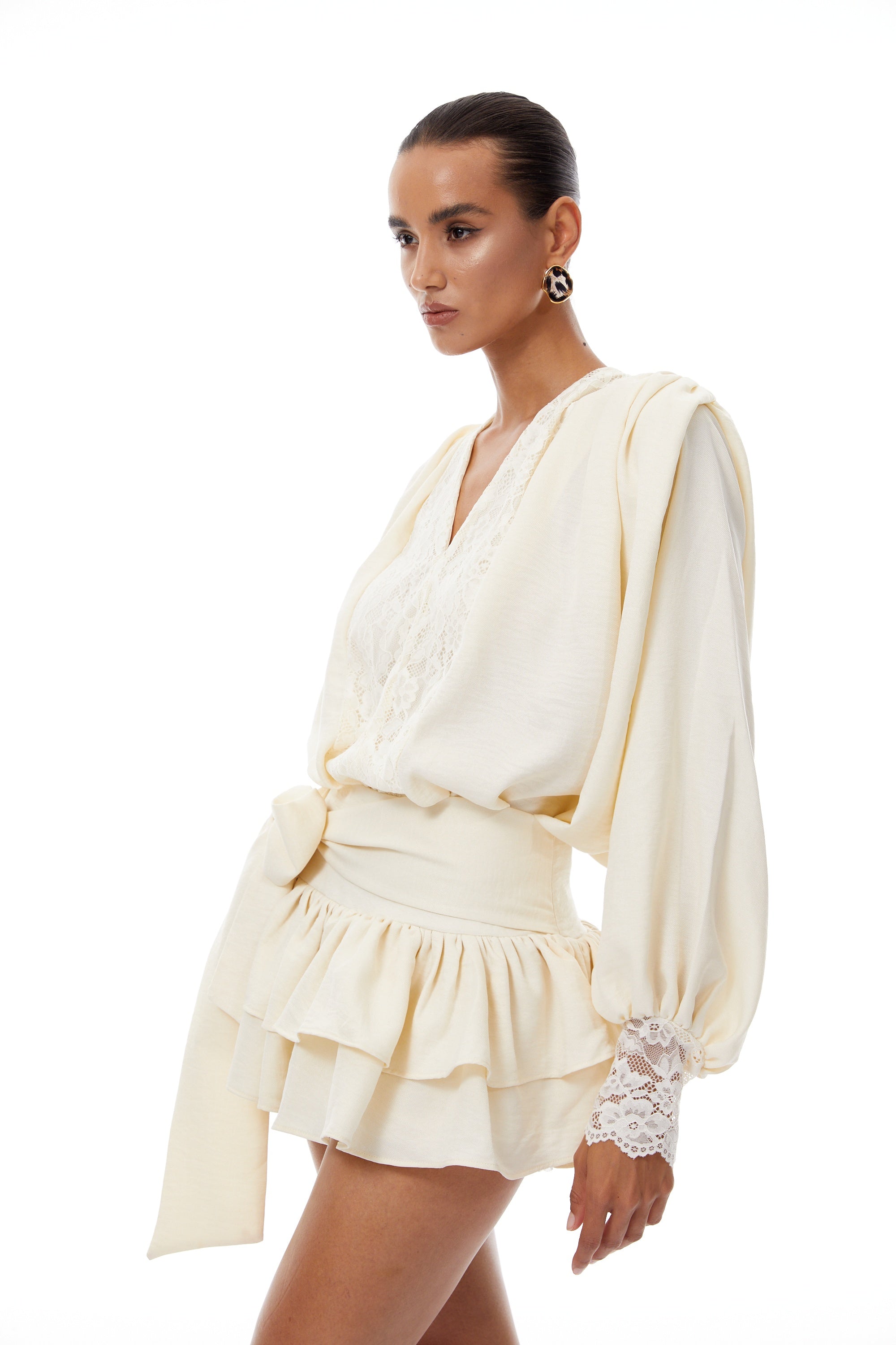 طقم بلوزة وتنورة من فيكتوار بتصميم دانتيل محايد.