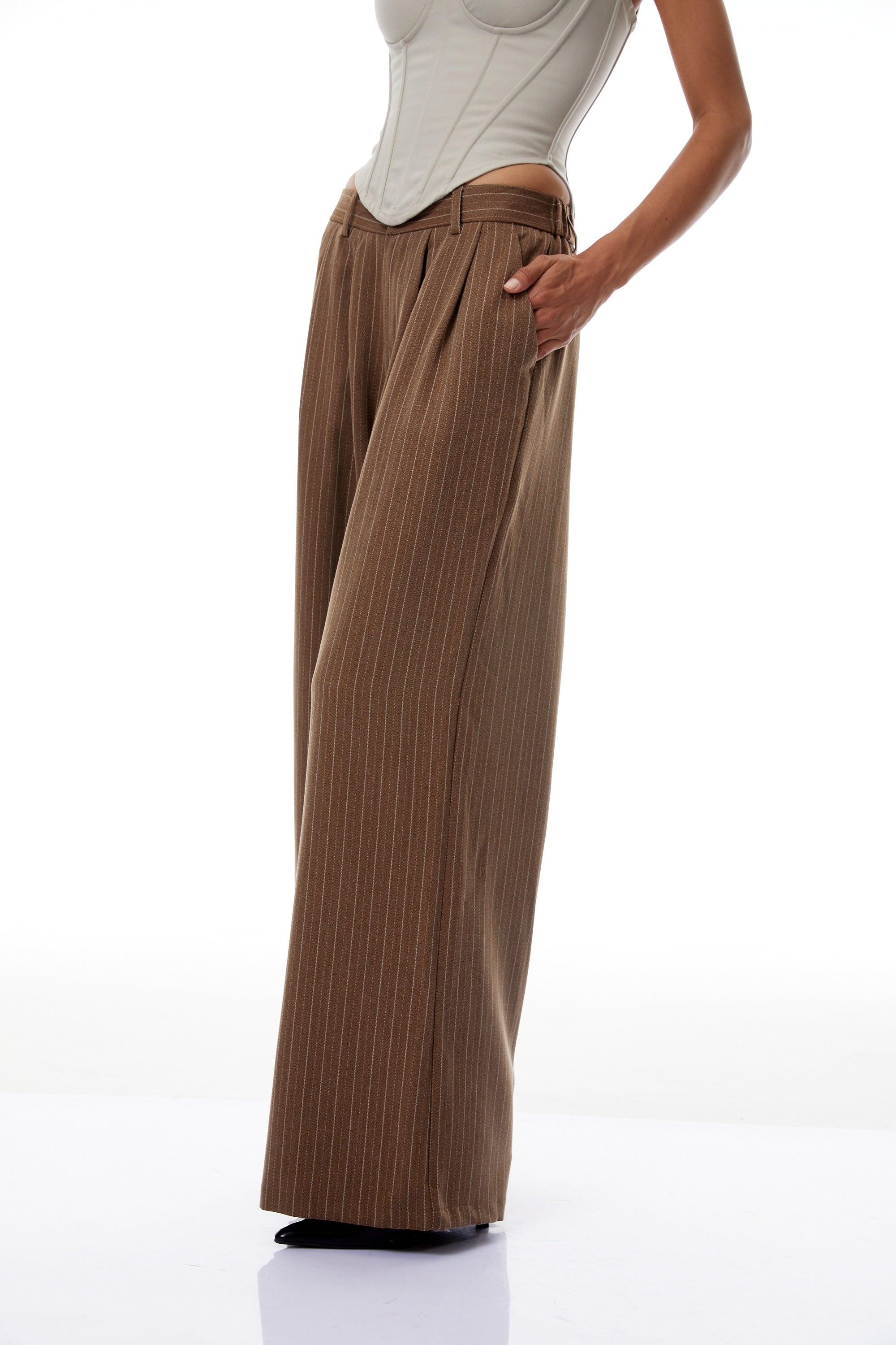 طقم معطف طويل مخطط وبنطلون من كليمانس براون