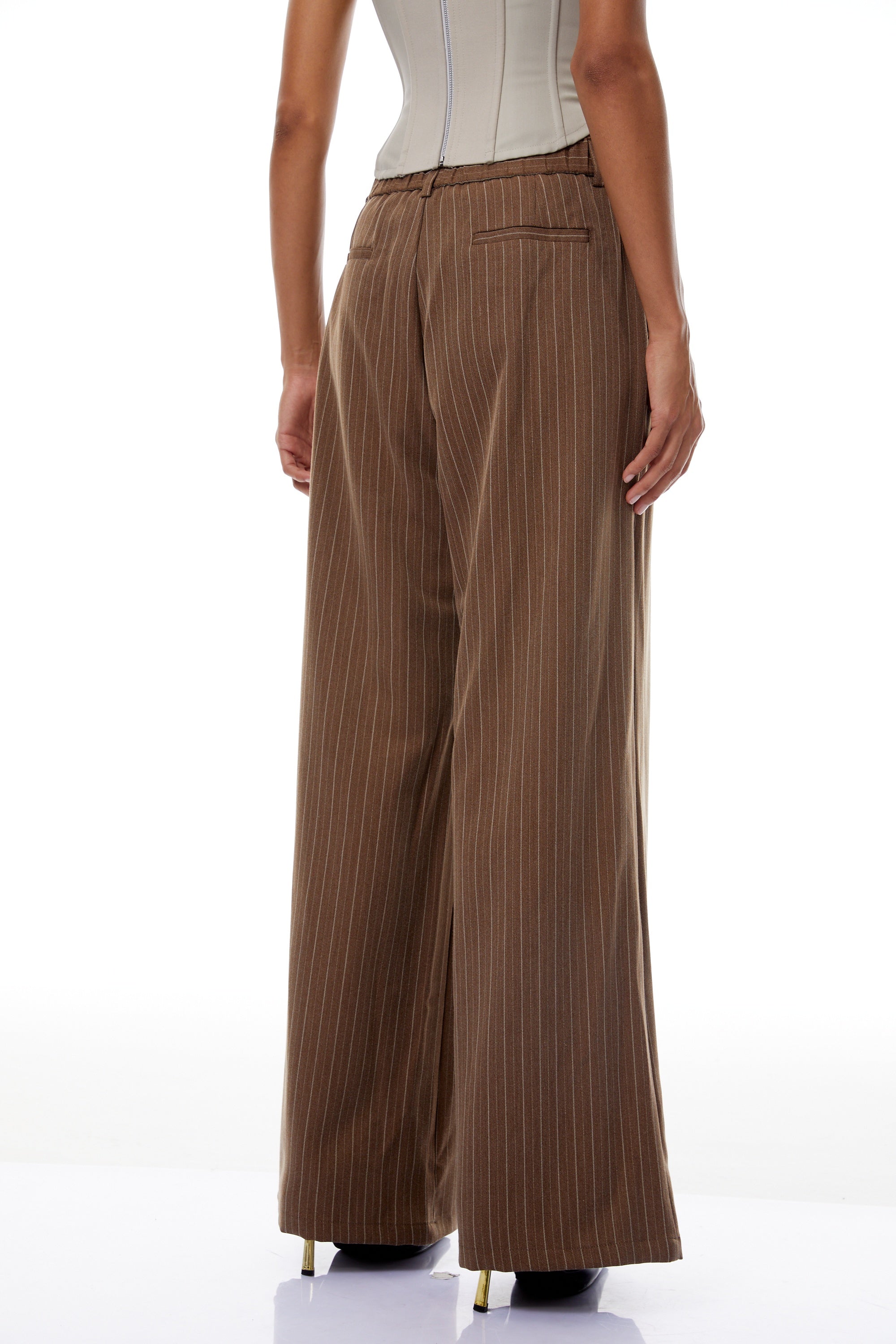 طقم معطف طويل مخطط وبنطلون من كليمانس براون