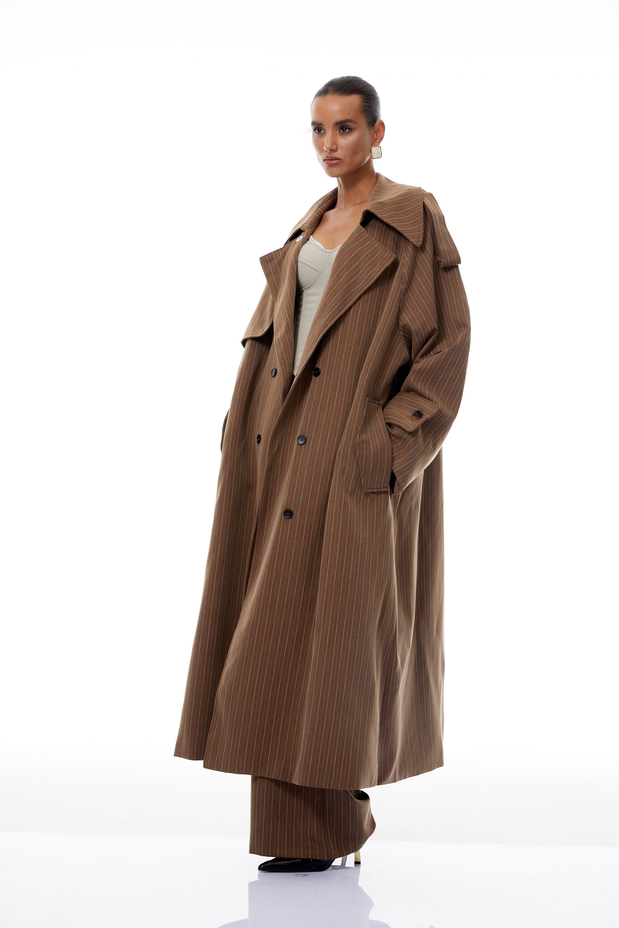 طقم معطف طويل مخطط وبنطلون من كليمانس براون