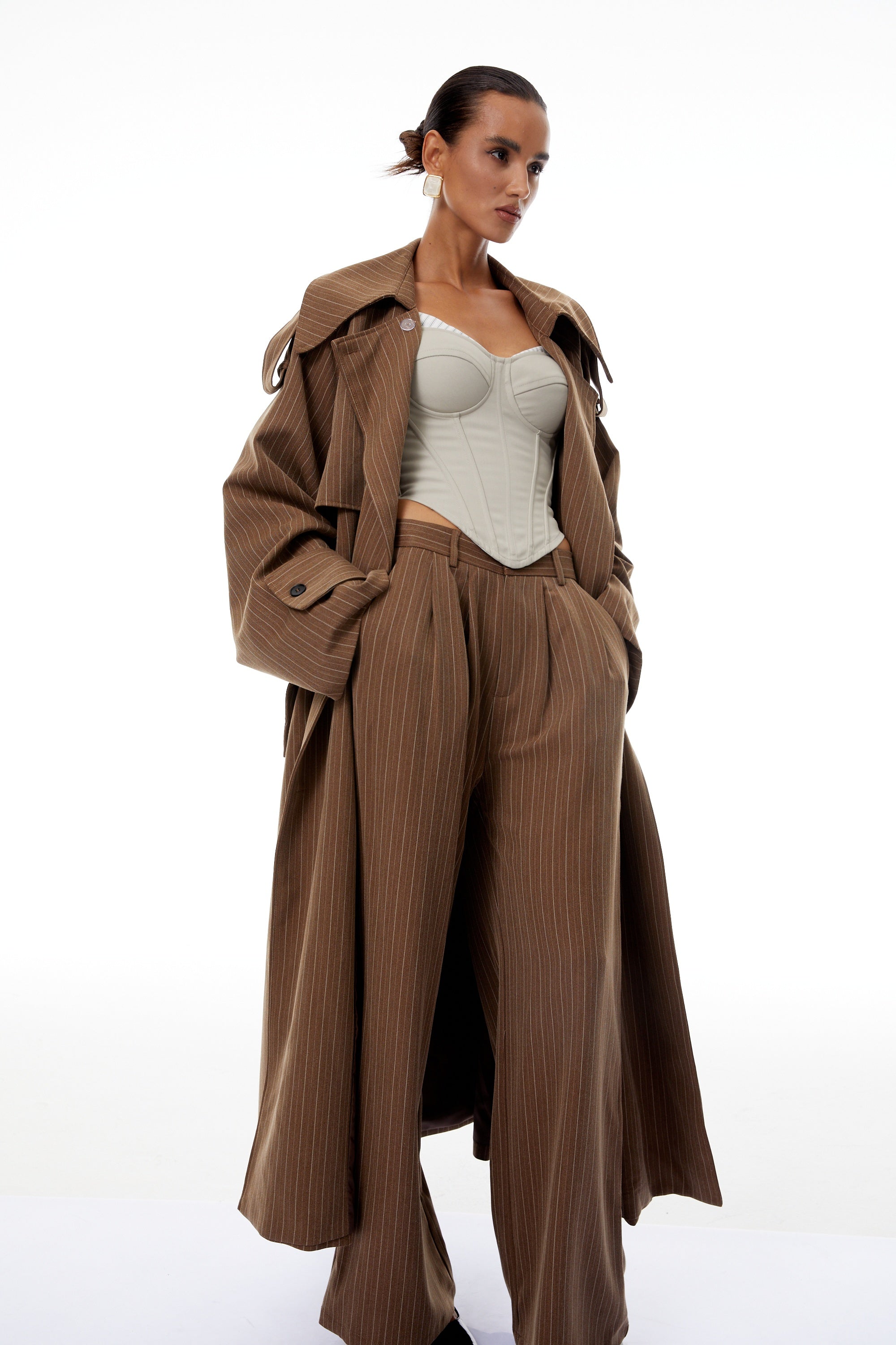 طقم معطف طويل مخطط وبنطلون من كليمانس براون