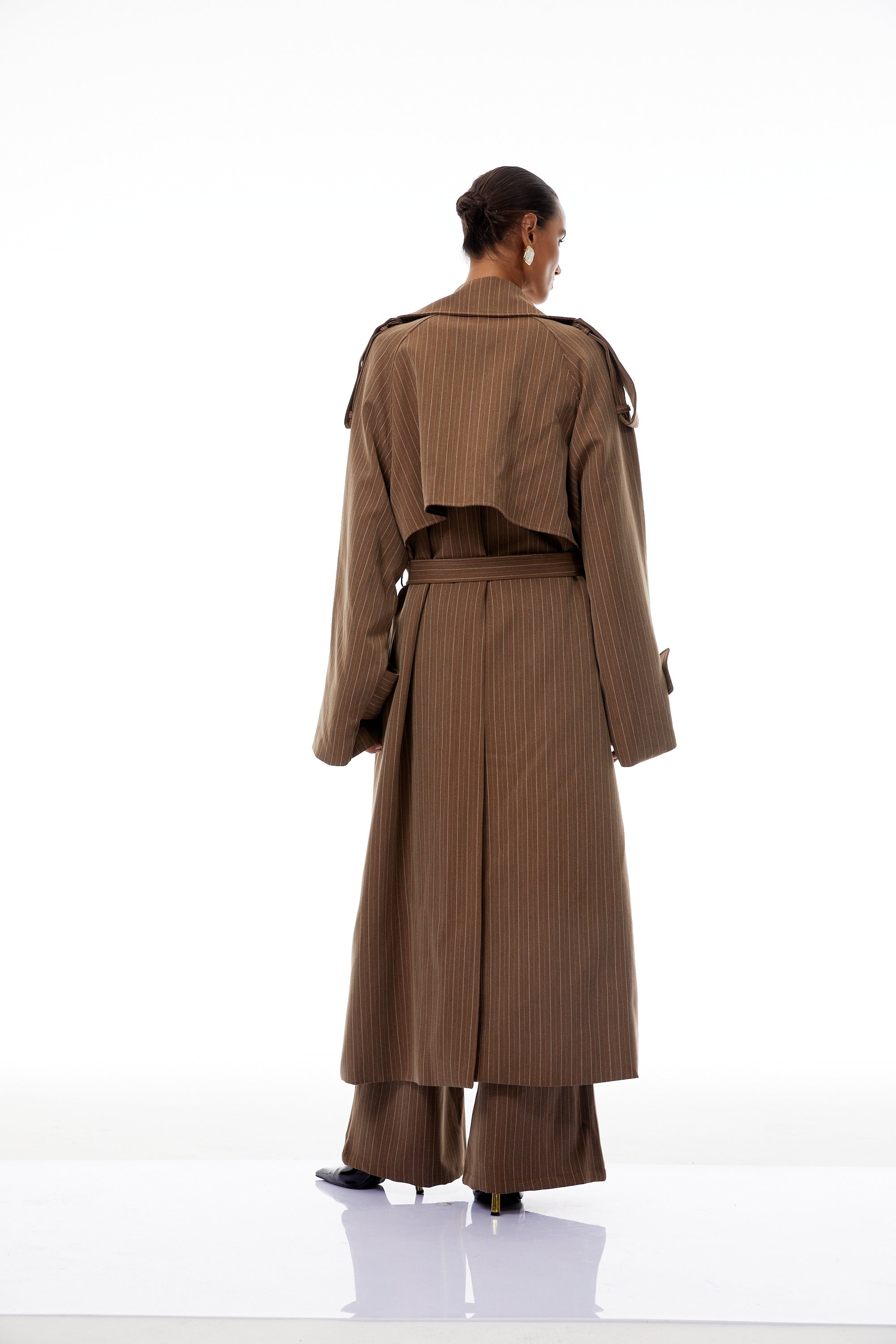 طقم معطف طويل مخطط وبنطلون من كليمانس براون