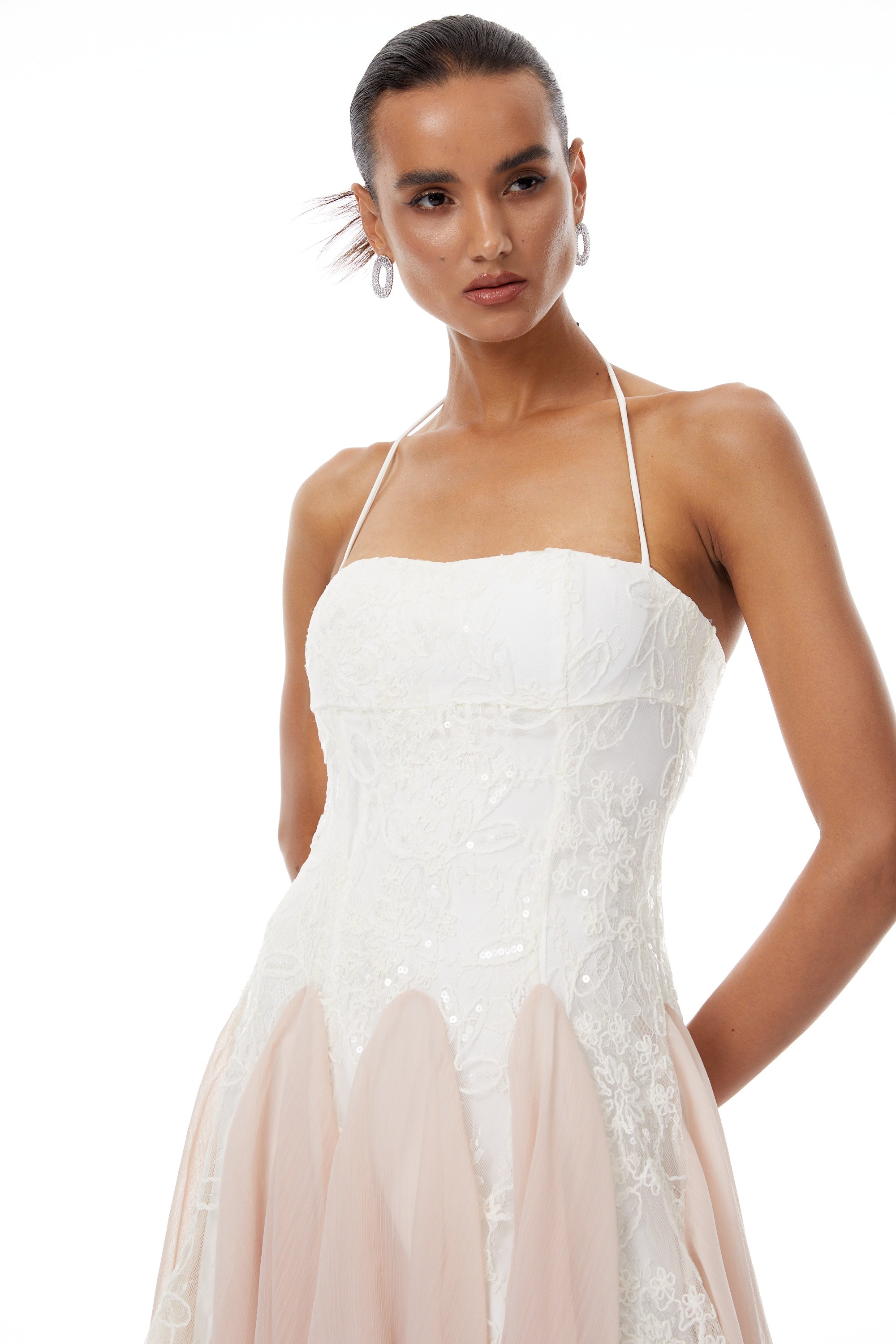 فستان ريكا المصغر ذو الدانتيل المزخرف بالترتر الأبيض.