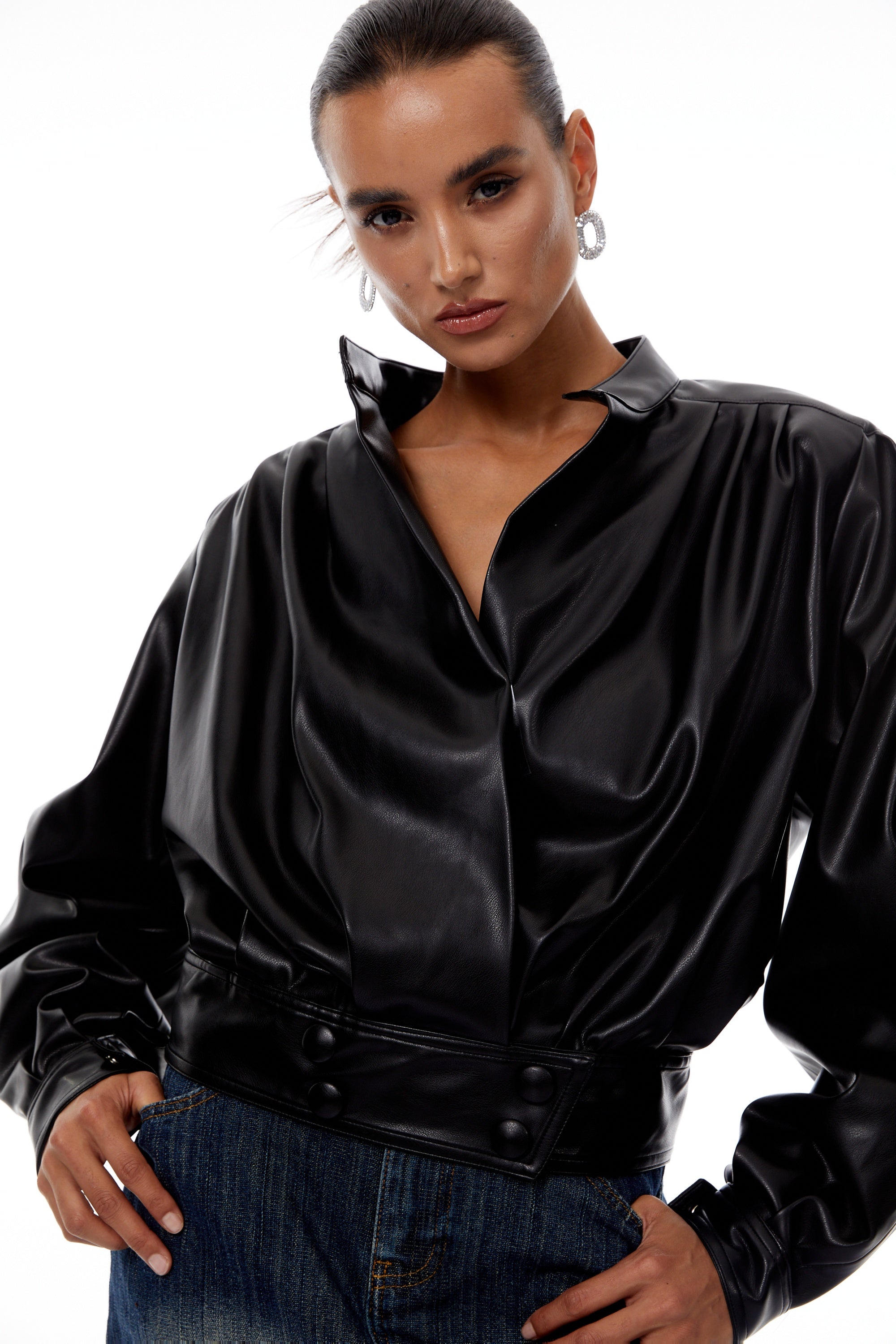 جاكيت رامينا الأسود المصنوع من الجلد والمقصر