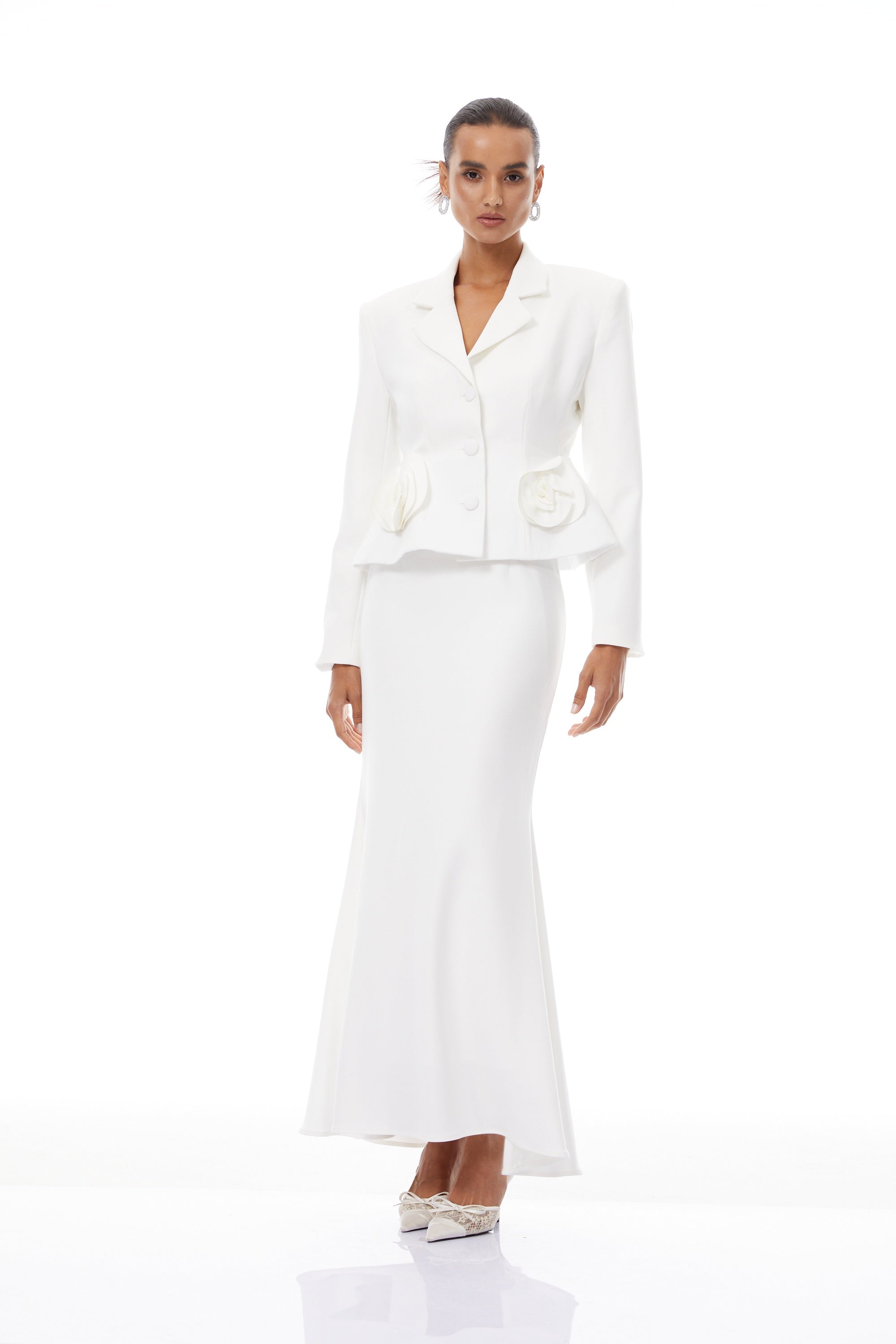 طقم بليزر وتنورة أوديت أبيض بتصميم بتلات ثلاثي الأبعاد