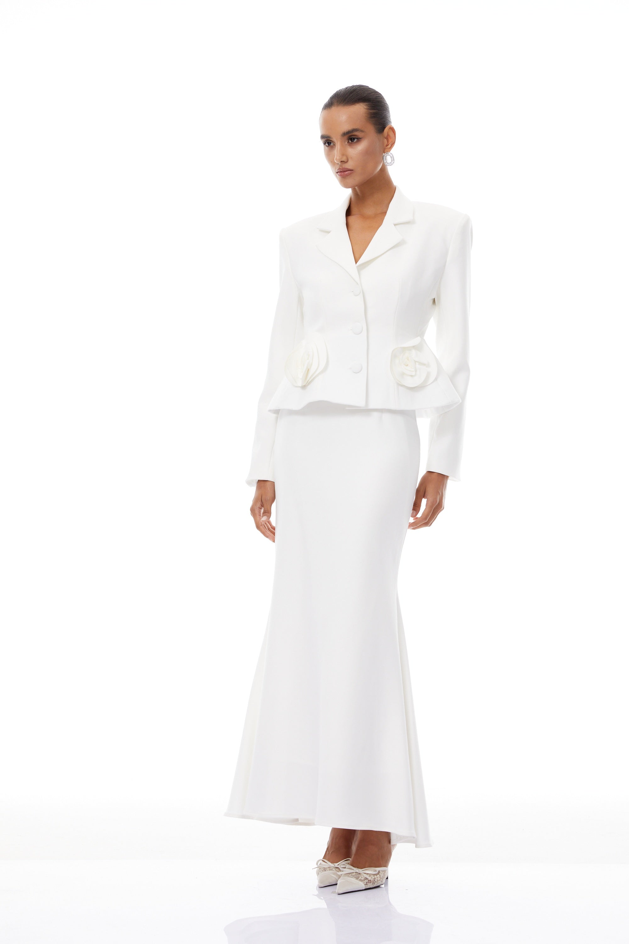 طقم بليزر وتنورة أوديت أبيض بتصميم بتلات ثلاثي الأبعاد