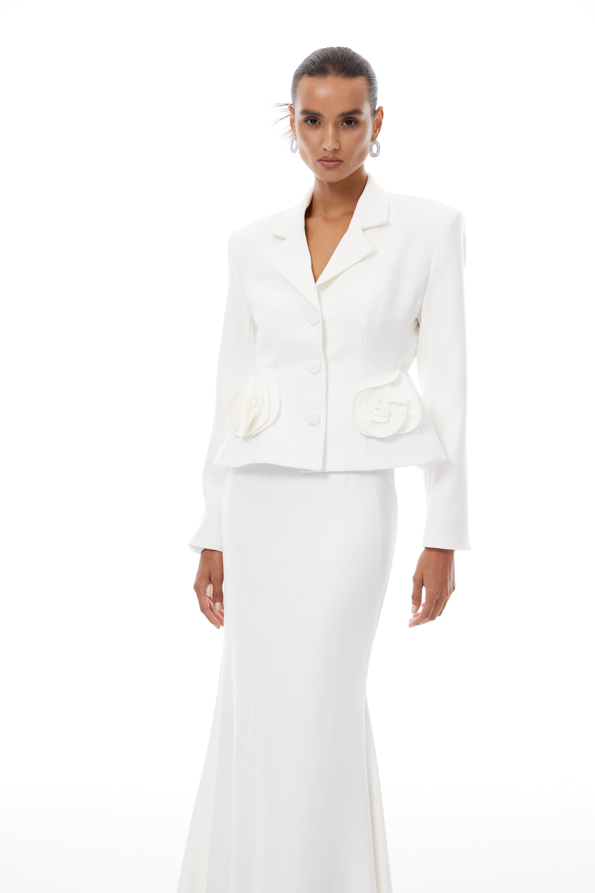 طقم بليزر وتنورة أوديت أبيض بتصميم بتلات ثلاثي الأبعاد