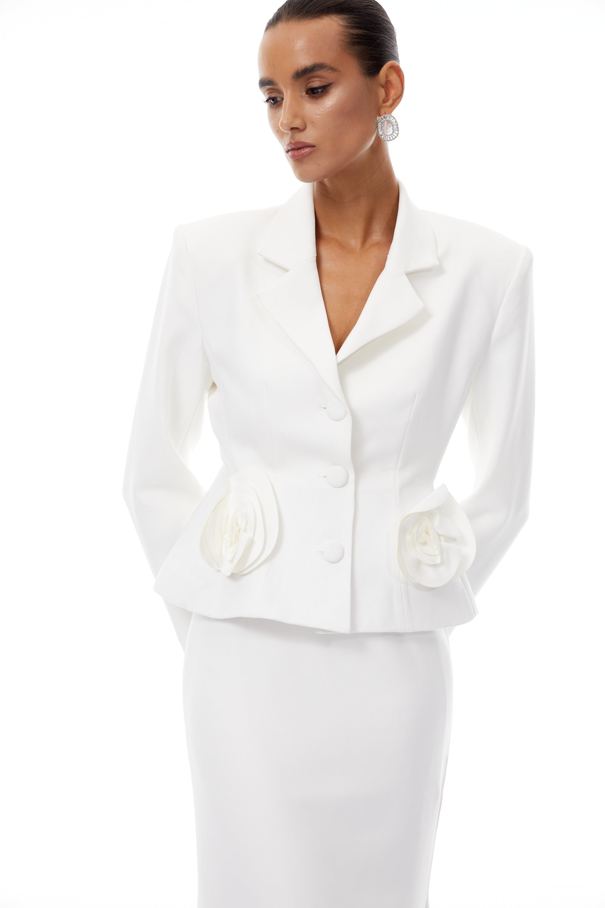 طقم بليزر وتنورة أوديت أبيض بتصميم بتلات ثلاثي الأبعاد