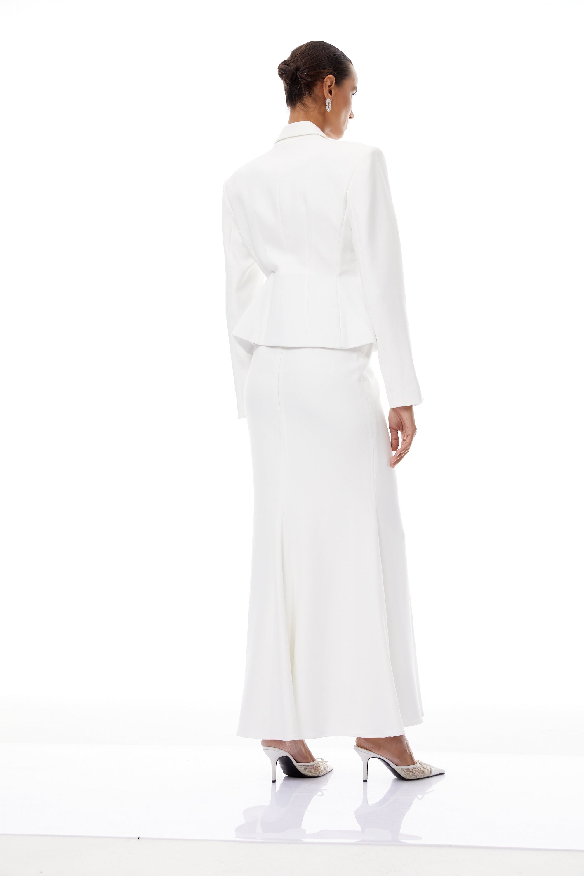 طقم بليزر وتنورة أوديت أبيض بتصميم بتلات ثلاثي الأبعاد